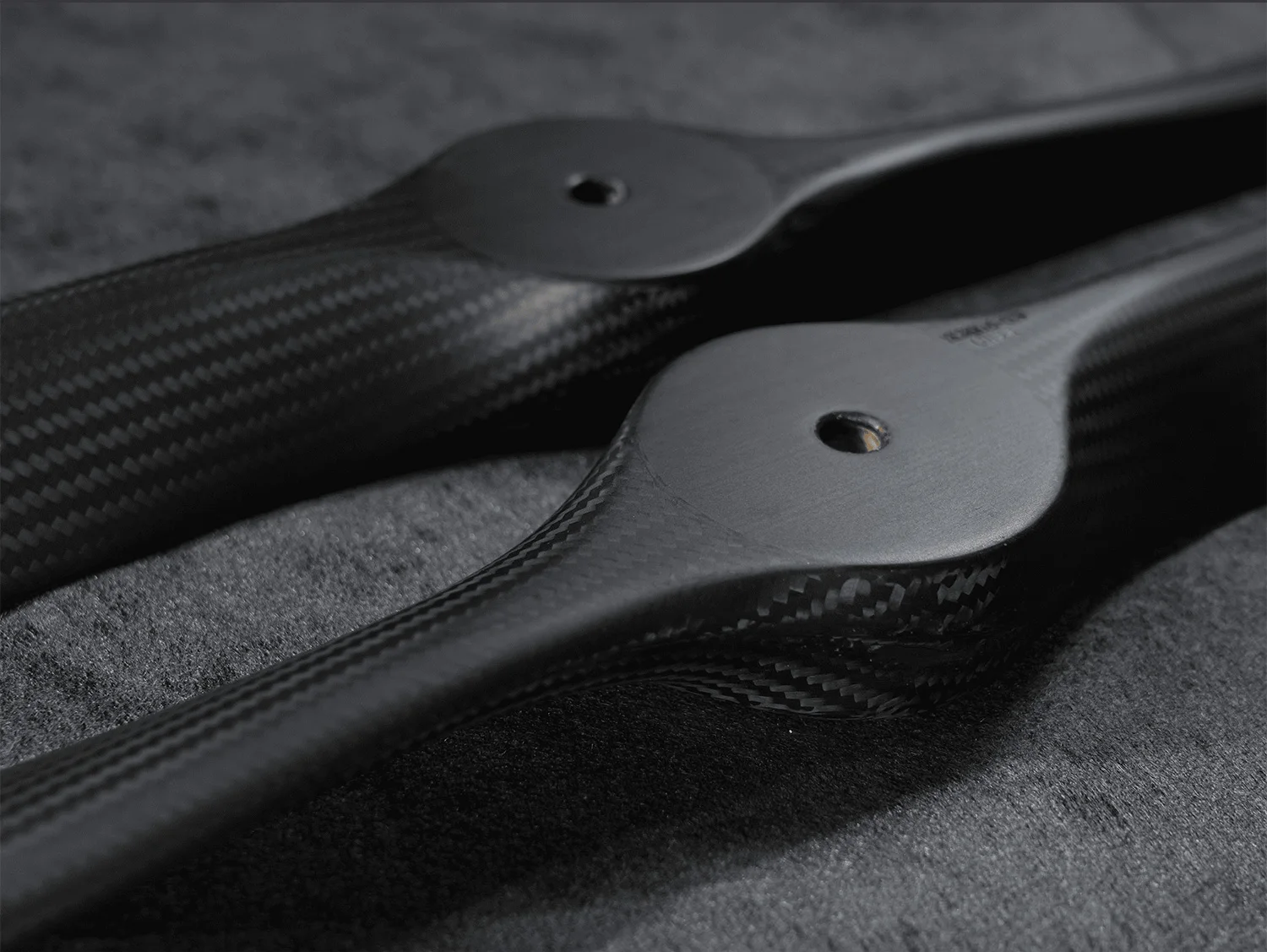 Carbon Fiber Propellers Oil-Powered 26*14/26*18/28*14/28*16/29.5/31.5/32/34 in Clockwise/Counterclockwise for RC Model Airplanes