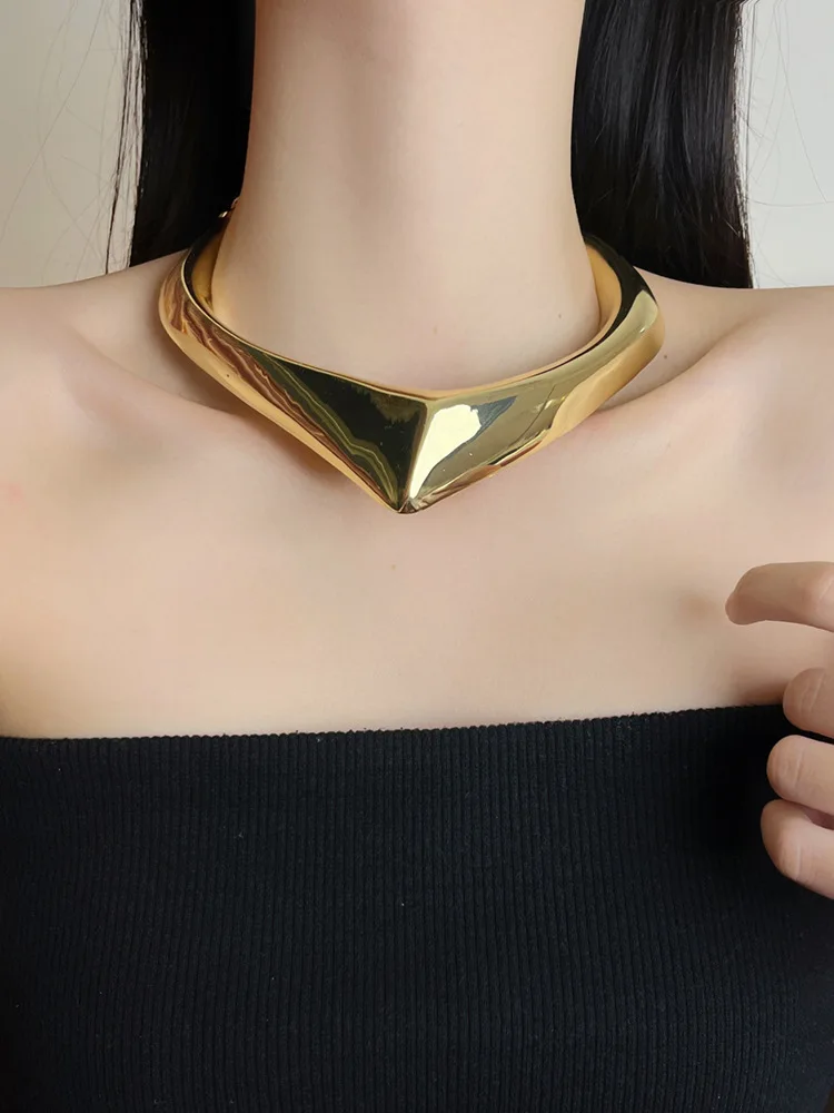 2023 New Exaggerated Metal V-shaped Open Choker Necklace