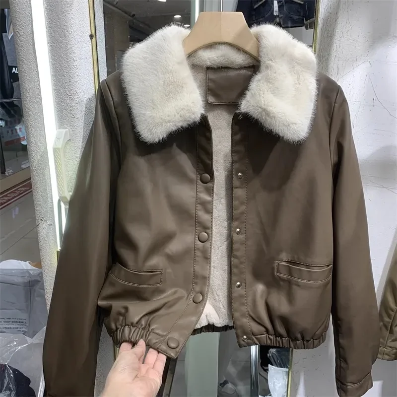 Chaqueta de cuero de felpa para mujer, abrigo corto de terciopelo grueso, ropa de calle holgada y cálida, Tops de PU, otoño e invierno, 2024