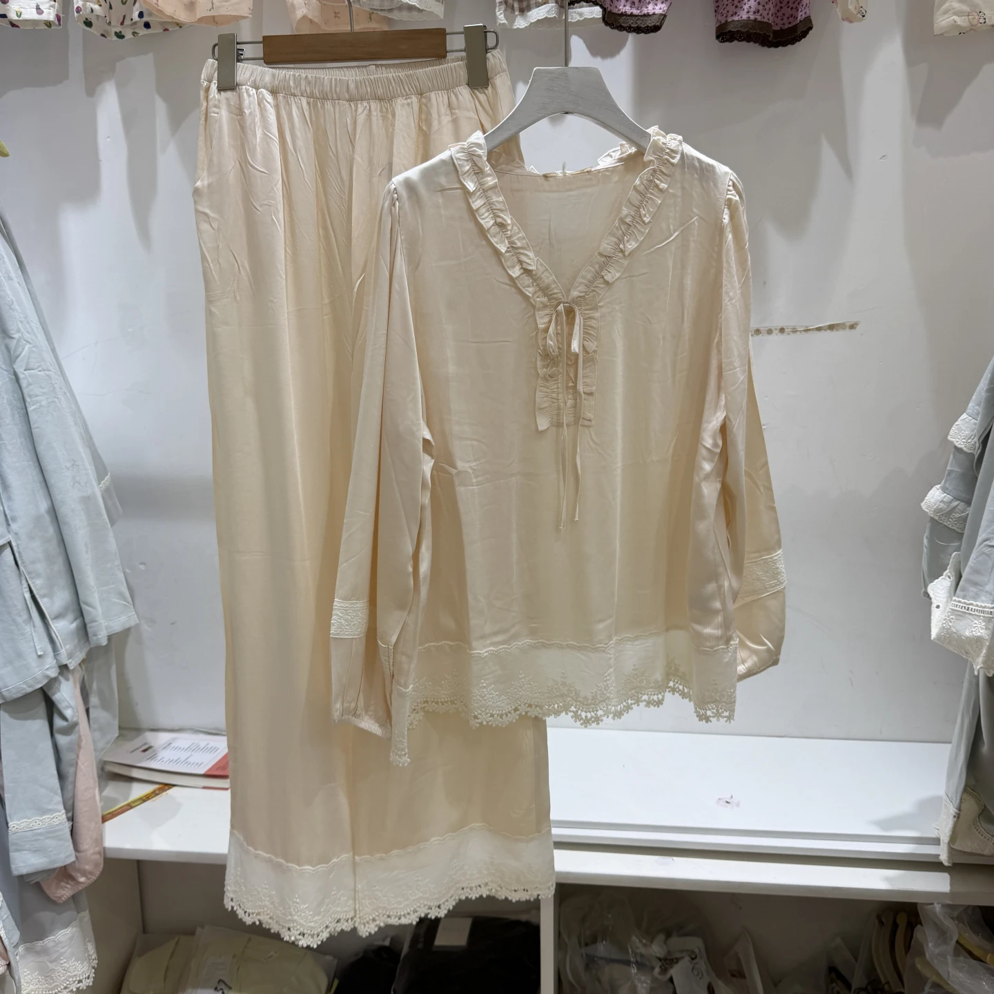 pigiama-casual-comodo-con-scollo-a-v-per-donna-abbigliamento-da-casa-autunnale-nuovo-stile-con-dettagli-in-pizzo-e-bordo-ondulato-comoda-camicia-da-notte-per-signore