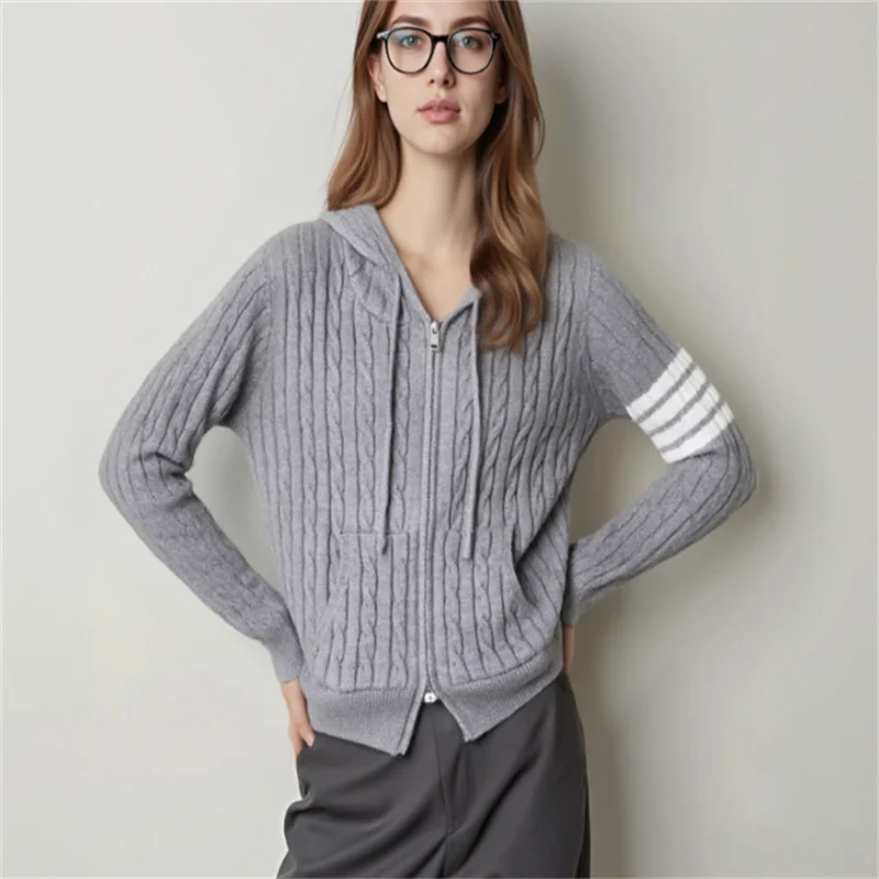 

Толстовка с витым тросом будет модным тренд осени 2025 года.