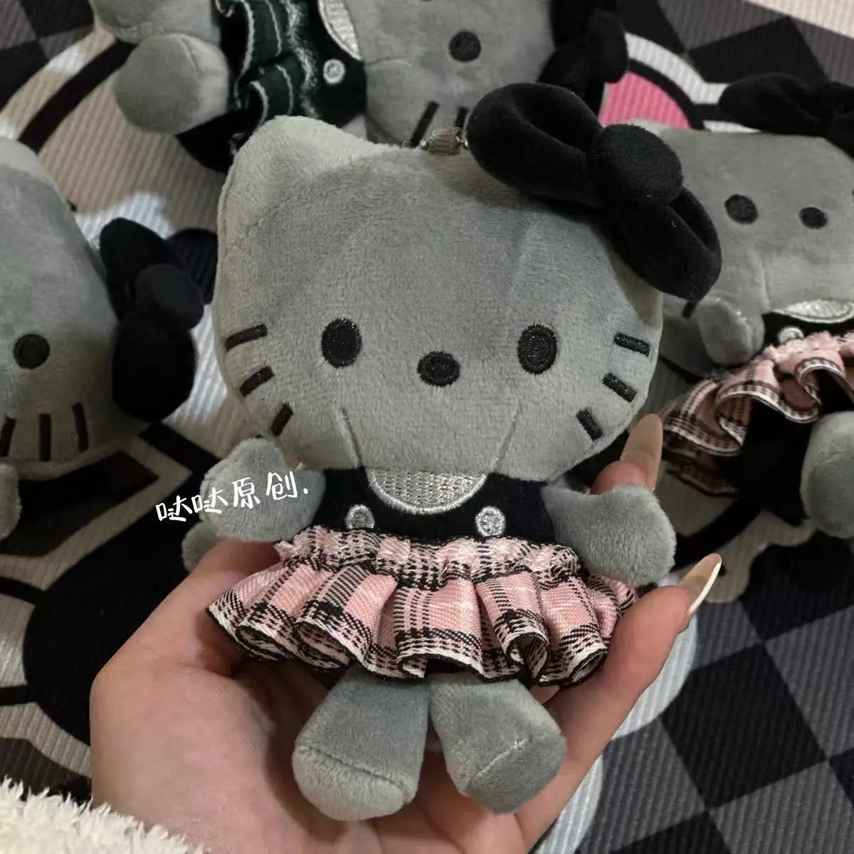 Hello Kitty mignon dessin animé en peluche Kt chat carbone frêne poupée porte-clés Kawaii moelleux peluche jouet sac à dos pendentif cadeaux de vacances