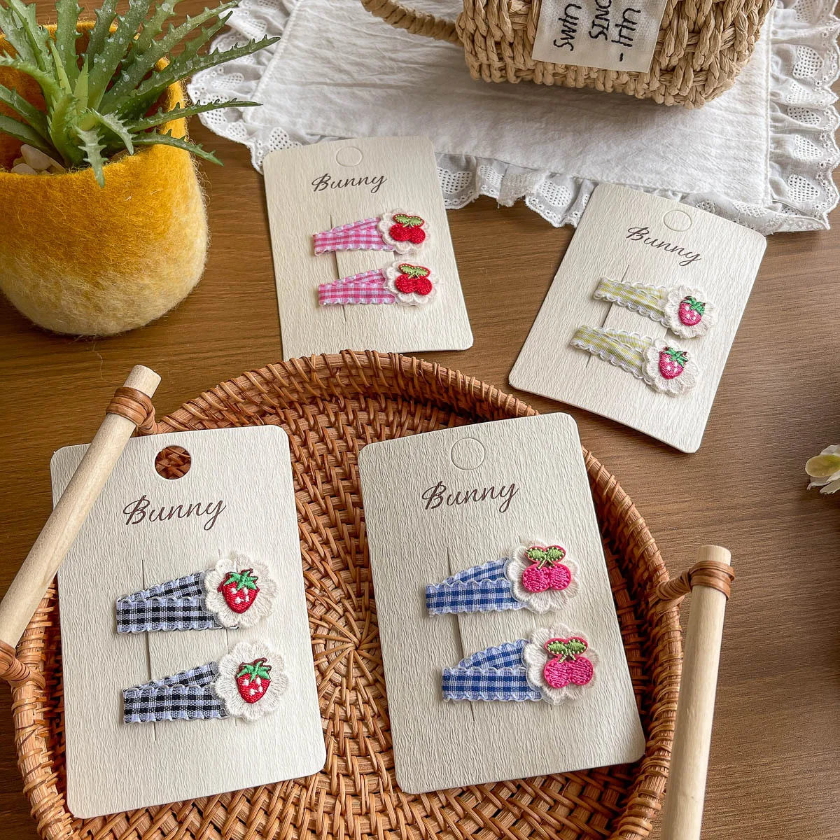 

2 шт. тканевые заколки-зажимы для челки и боковых прядей с узором в клетку, клубникой и вишней, детские аксессуары для волос для девочек