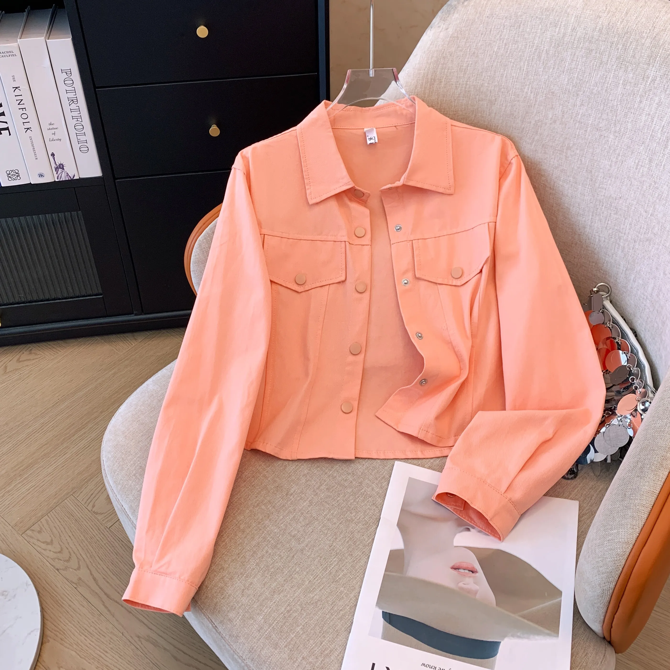 

Оливково-зеленая рубашка с длинным рукавом и воротником в рабочем стиле, на одной пуговице, укороченная, для невысоких, осенняя новинка