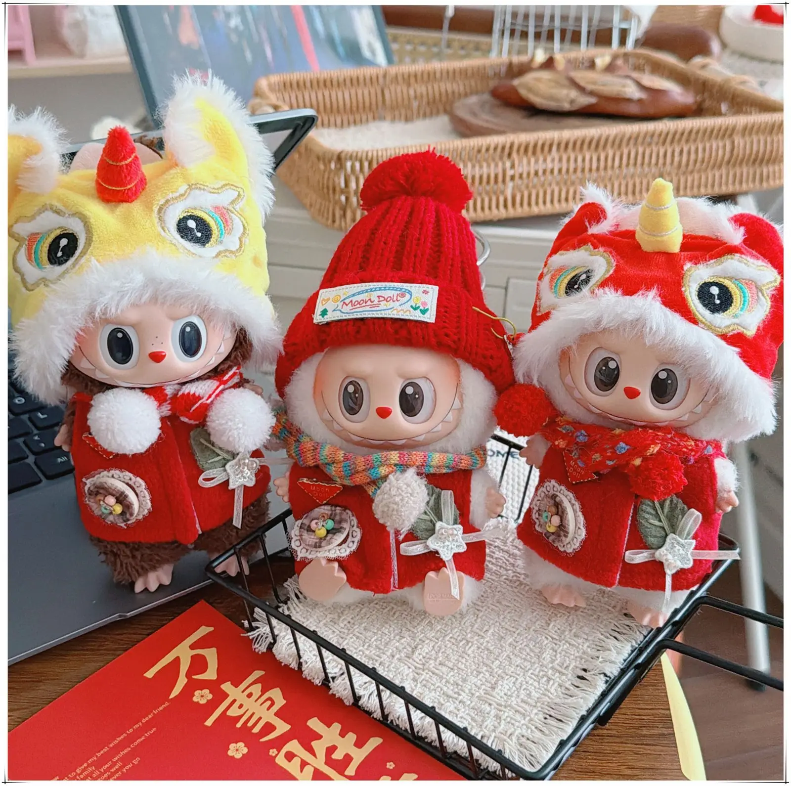 ชุดเสื้อผ้าตุ๊กตา Labubu น่ารัก ขนาด 10-17 ซม. ชุดเสื้อกั๊กสีแดง หมวก ผ้าพันคอ สำหรับปีใหม่ ของเล่นเสริมสำหรับตุ๊กตา ของขวัญสำหรับแฟนๆ ผู้หญิง