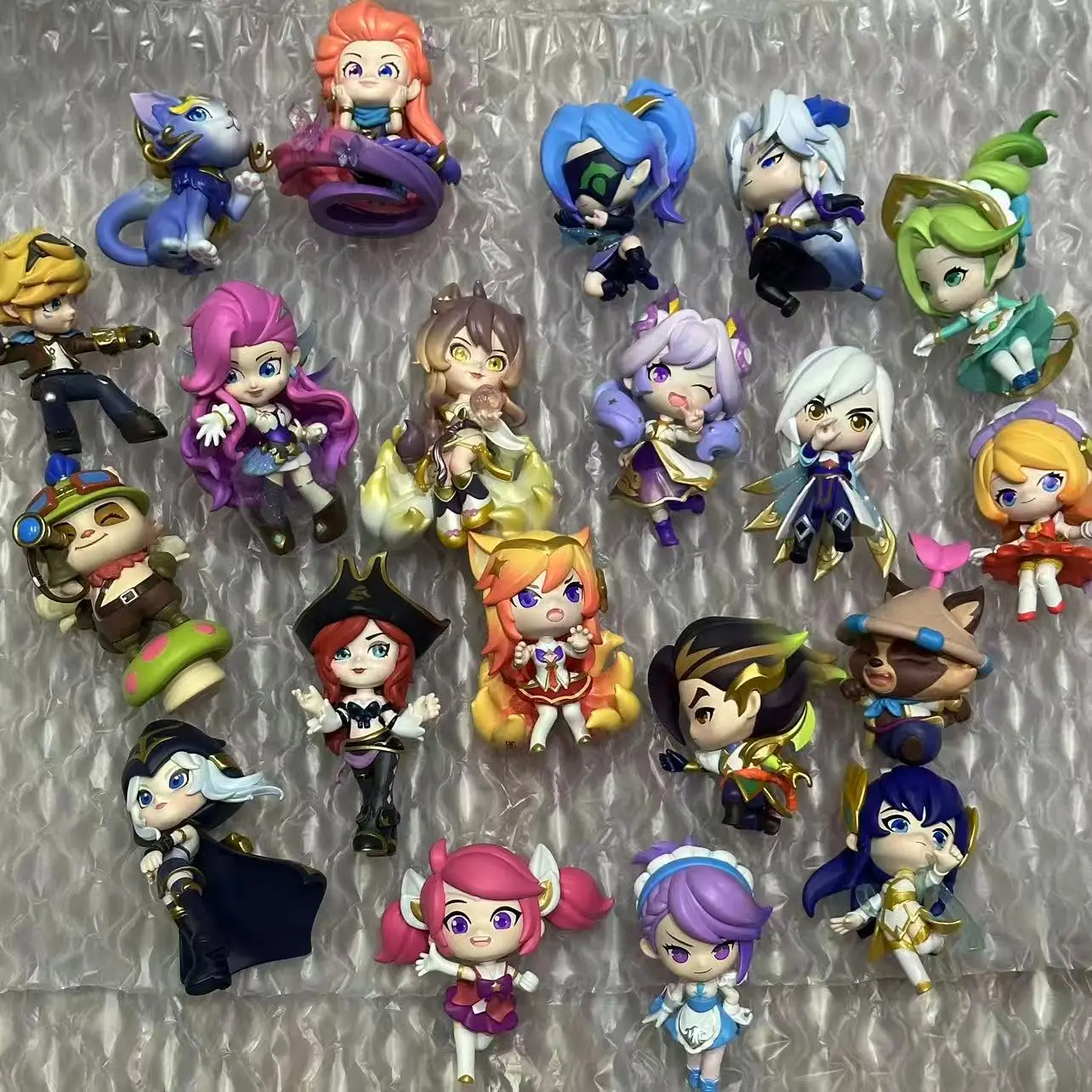 

Классическая одиночная фигурка в слепой коробке Ahri Akali Irelia Zoe Janna Lux Riven Teemo Talon Vayne Yasuo Yone Gwen League of Legends Фигурка