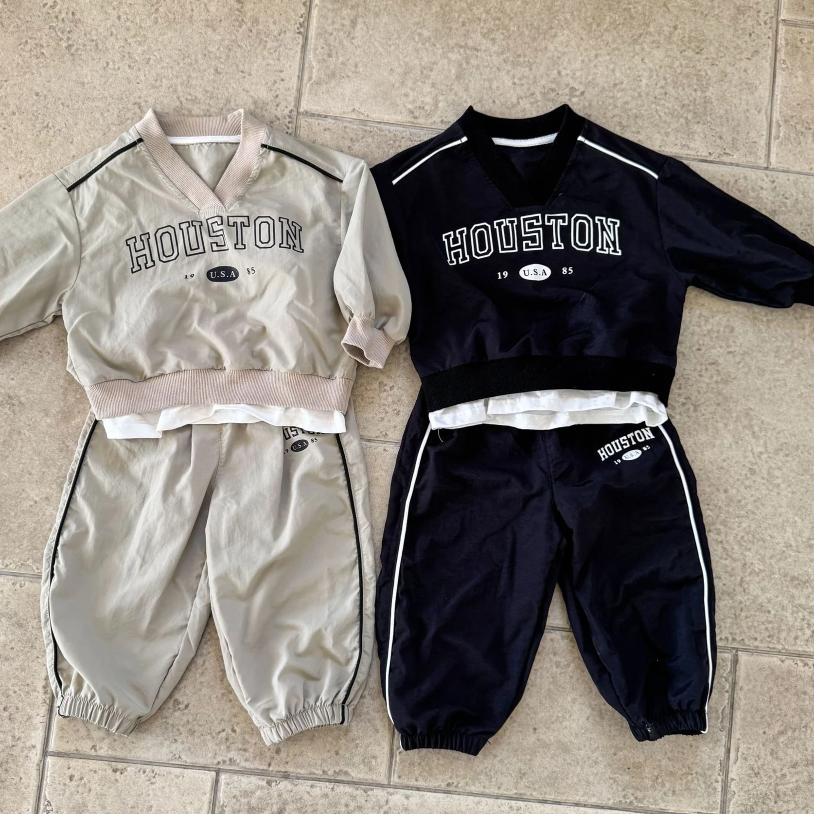 

Костюм 2022, весенне-осенняя новая детская одежда для мальчиков и девочек, свободная поддельная двух спортивных повседневных штанов с капюшоном и капюшоном, два комплекта