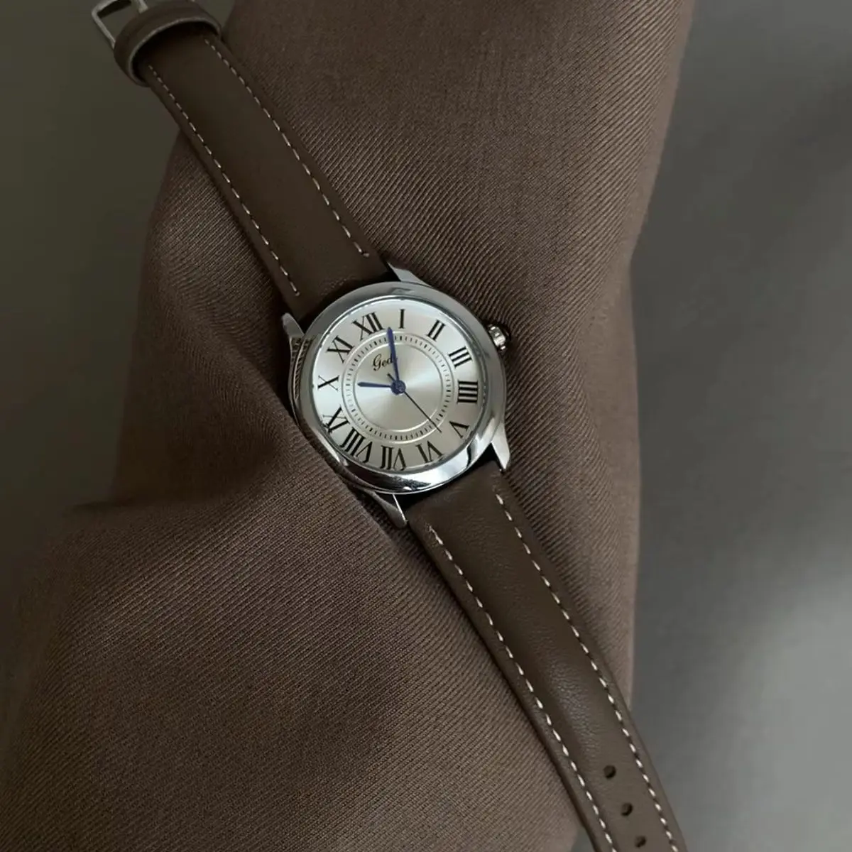 Vintage Quartz Women Wristwatch Classic Roman Numeral Dial Leather Strap Elegant Ladies Casual Daily Wear Watch Female Clock