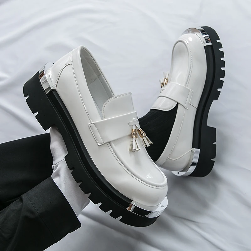 

Классические белые мужские кожаные туфли с кисточками, большие размеры 38-46, удобная деловая обувь на платформе, мужская социальная обувь с металлическим дизайном, мужская
