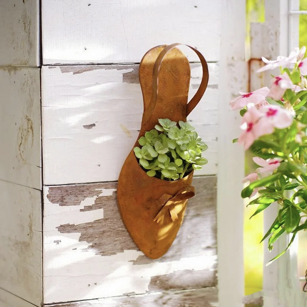 Wrought iron retro old upper flower pot, wall-mounted garden balcony decoration creative rust high heels personalized ornament