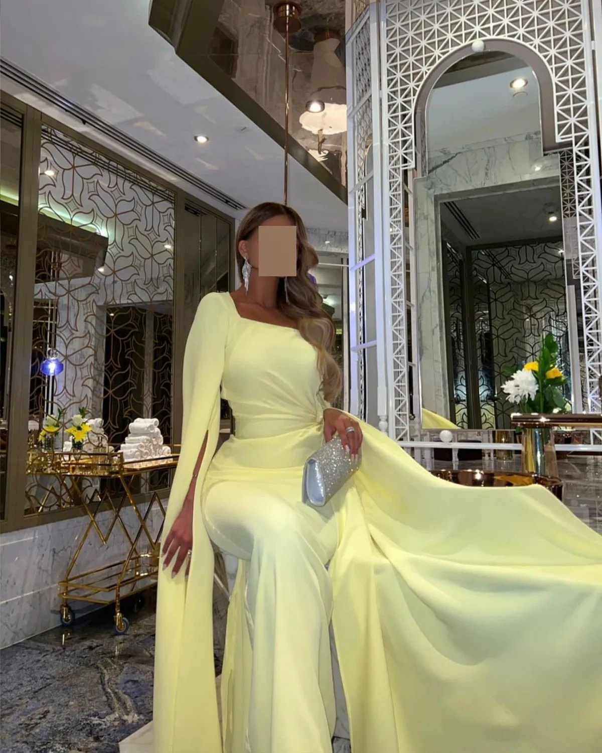 فساتين سهرة طويلة برقبة مربعة مخصصة 2025 فستان حفلات نسائي أصفر أنيق بأكمام طويلة مطوي فساتين لحضور الحفلات الموسيقية طول الأرض