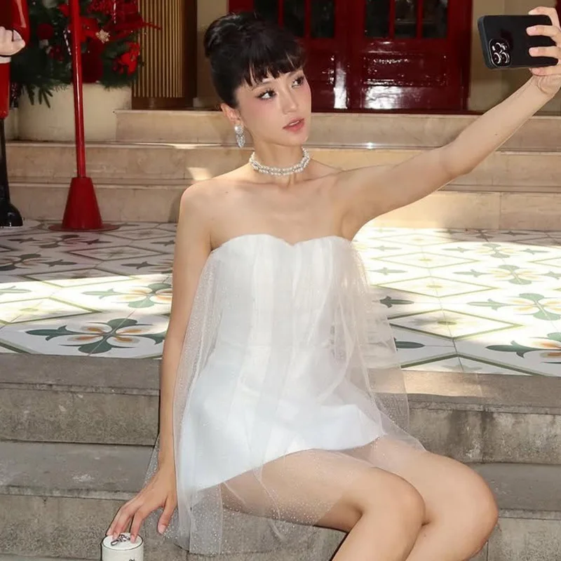 유럽과 미국 여성의 끈이 없고 섹시하고 패셔너블한 몸매를 감싸는 메쉬 튤 드레스, 여성용 등이 없는 드레스