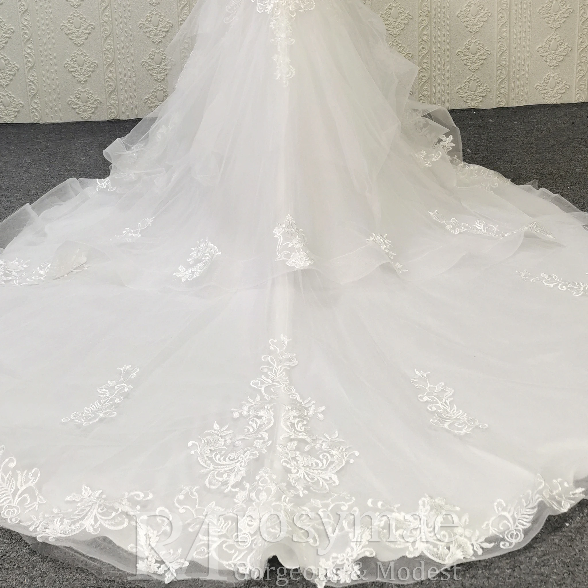 Rosymae Glorious Trompeten-Brautkleid mit tiefem Illusion, V-Ausschnitt, perlenbesetzten Spitzenapplikationen, gerüschter Tüll-Organza-Rock, Horseh