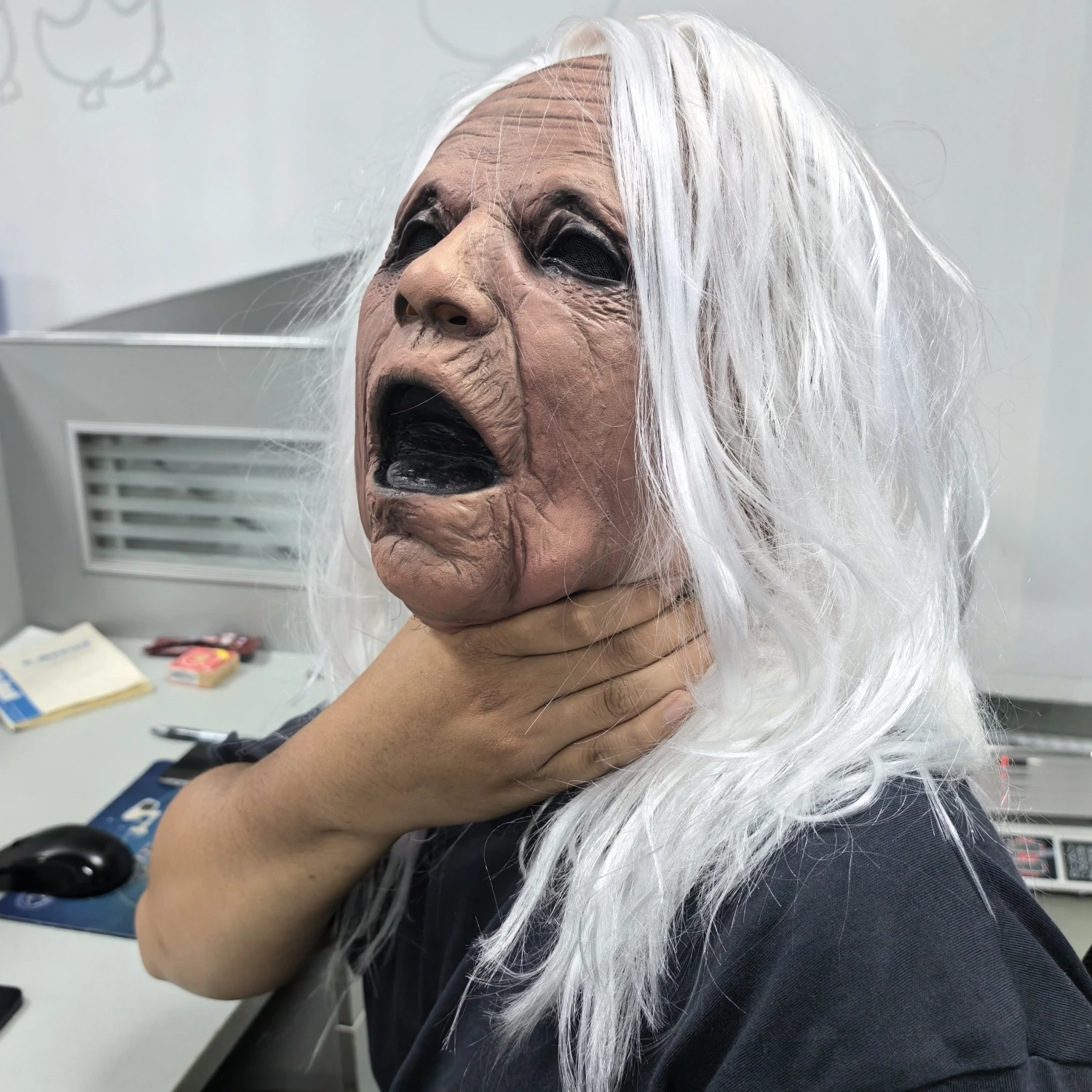 Masque de grand-mère hurlant en caoutchouc réaliste, tête complète, cheveux blancs, accessoire de fête pour vieille femme d'horreur