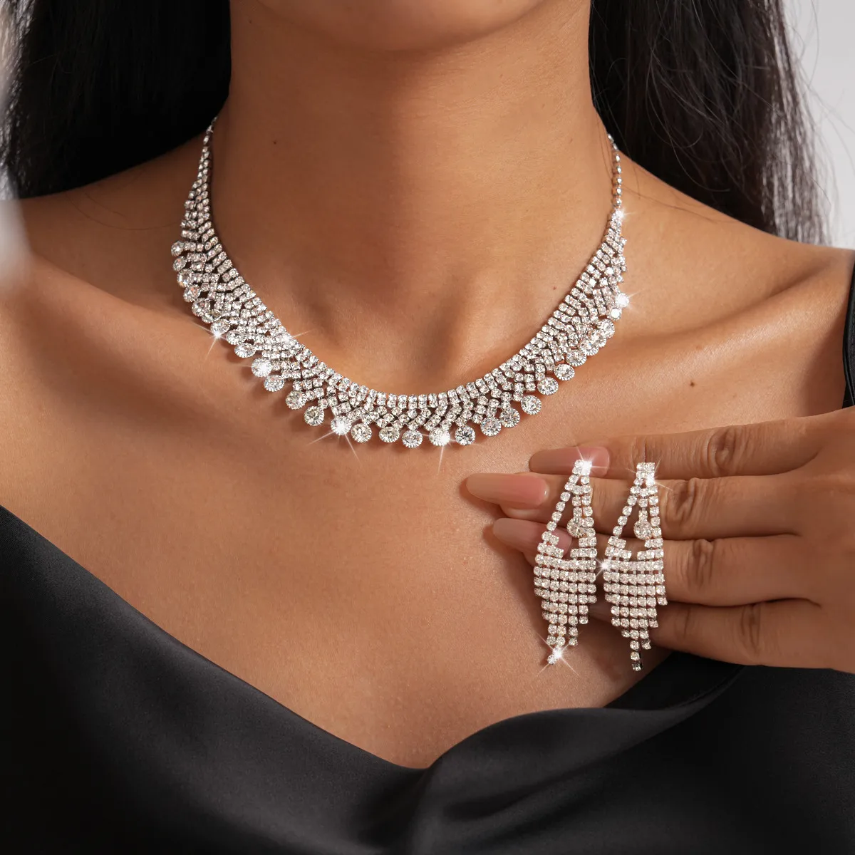 

2 Pcs Luxury Shiny Full Rhinestones Chokers Necklaces Women Glamorous Tassel Pendant Earring Wedding Banquet Jewelry Sets Gifts