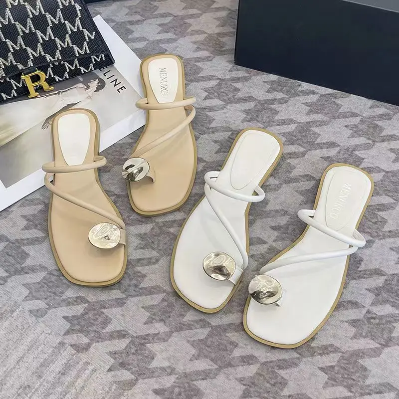 Herringbone sandals and slippers are worn by women. In the summer of 2024, the new fashion flat-bottomed toe-clamping non-slip b