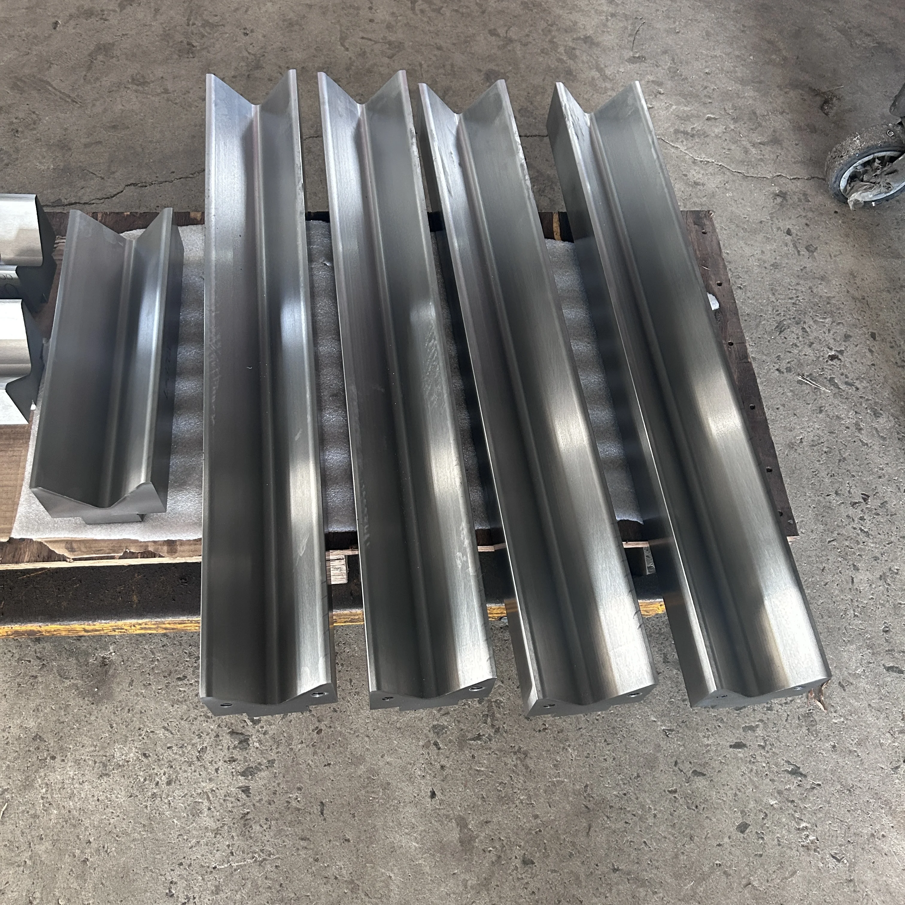 Custom production of various bending machine mold single V lower die -120*95 V100