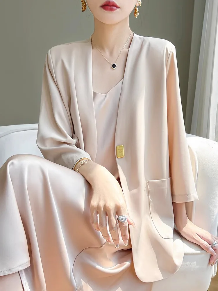 

Spring 2025 Women's Loose Fit V-Ne Acetate Satin Suit Jaet Slimming Sun Protection Seven-Quarter Sve Top Commute Sle