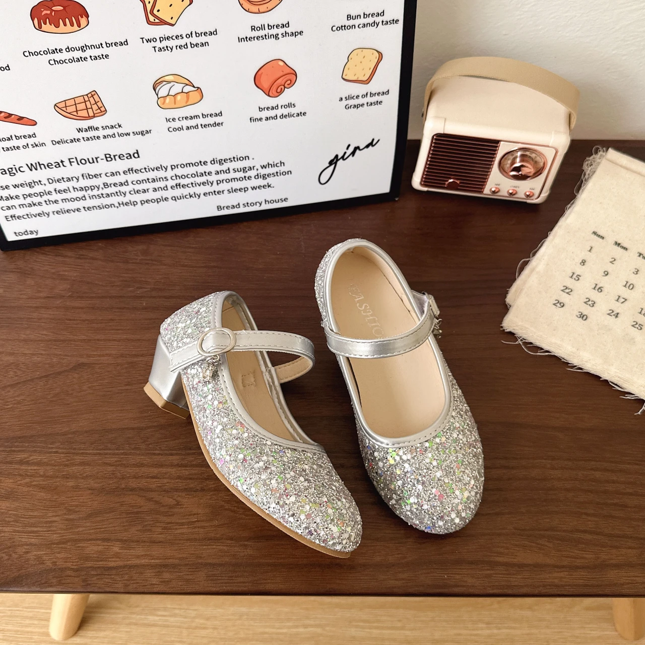Little Girls Sparkly Sequins Leather Shoes 2026 New Summer Kids High Heels Dress Shoes Non-slip Simple Princess Party Mary Jane