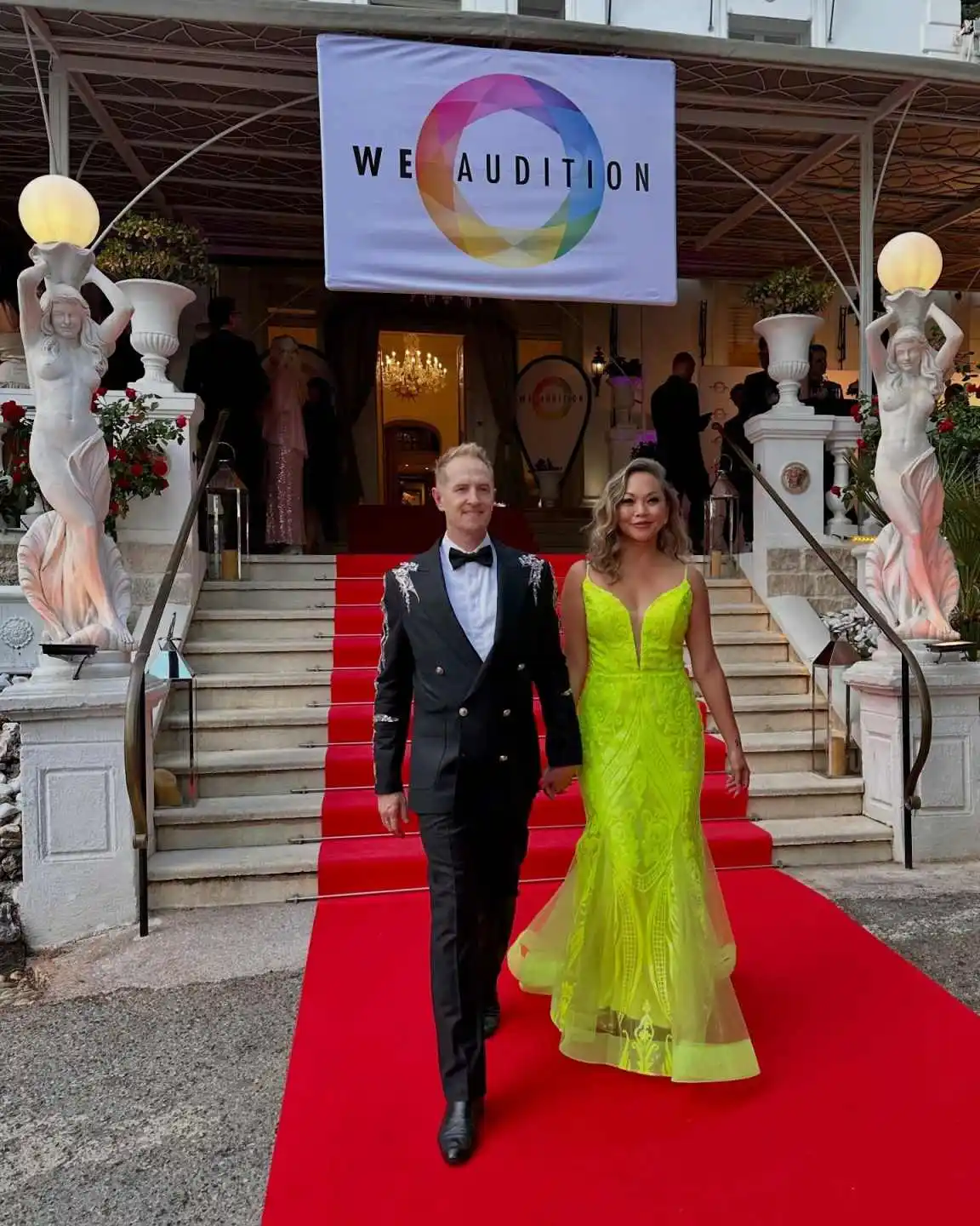 ชุดสูทผู้ชายคลาสสิกแบบ 2 ชิ้น ปกแหลม กระดุมสองแถว ประดับลาย ชุดทักซิโด้เจ้าบ่าวงานแต่งงาน งานพรอม ชุดสูทผู้ชายสั่งตัดได้