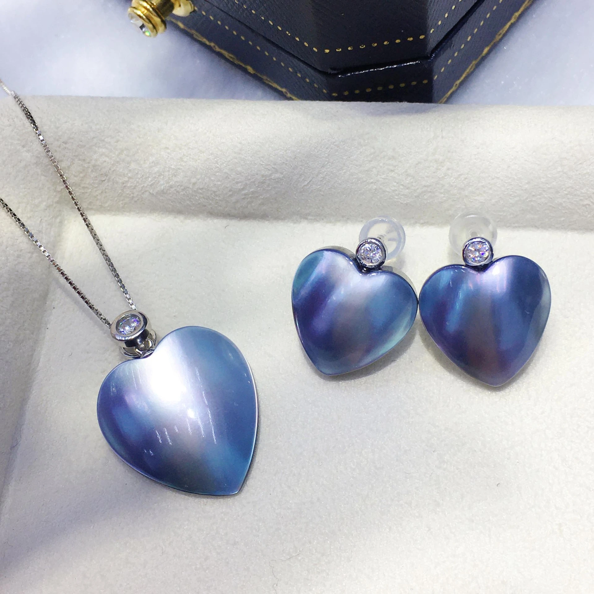 elegante-collar-y-pendientes-de-perlas-mabe-de-color-blanco-y-azul-con-diseno-de-corazon-inspirados-en-la-naturaleza-del-mar-del-sur-y-un-colgante-de-plata-de-ley-s925