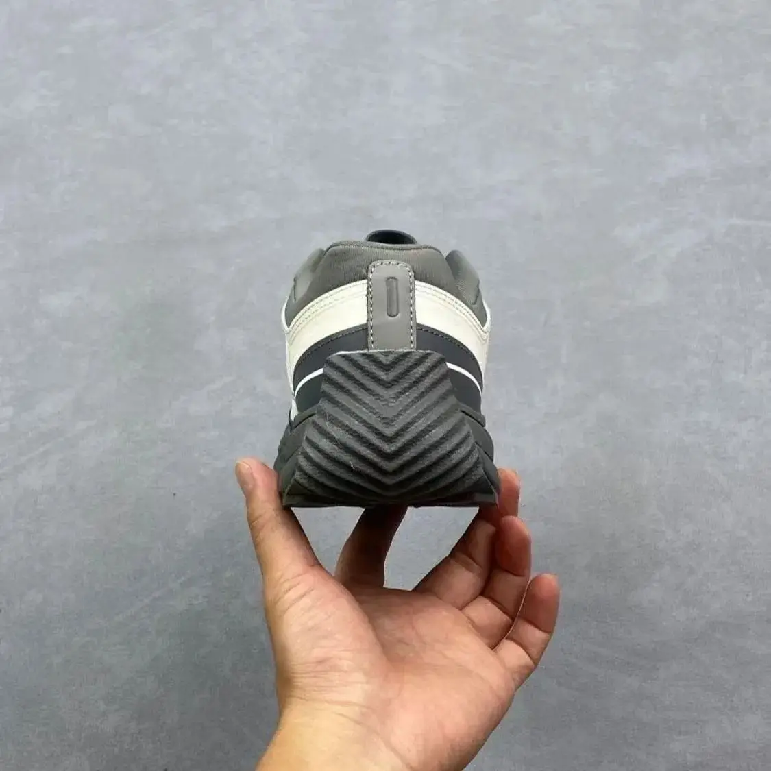 

2025 New Men's Running Shoes Professional Training Mesh Breathable Flat Sneakers Tide Men Tide Women Tennis Shoes