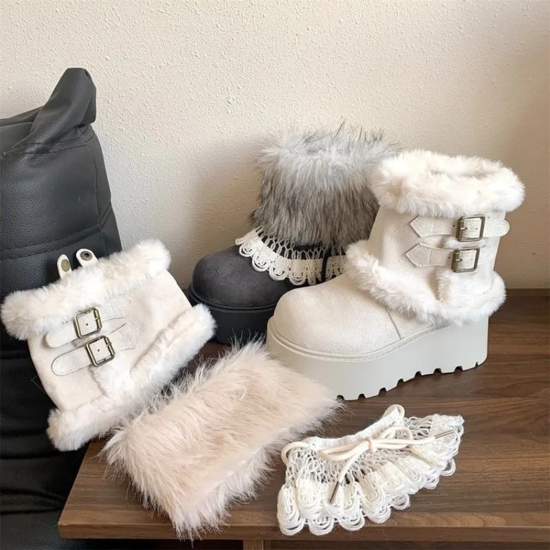 Schneestiefel mit Plateausohle und Kunstfellbesatz, abnehmbare dekorative Manschetten, Schnürbänder, Schnallenriemen, warme Winterstiefel mit dicker Sohle, niedliche Y2K-Winterstiefel – Detail 4