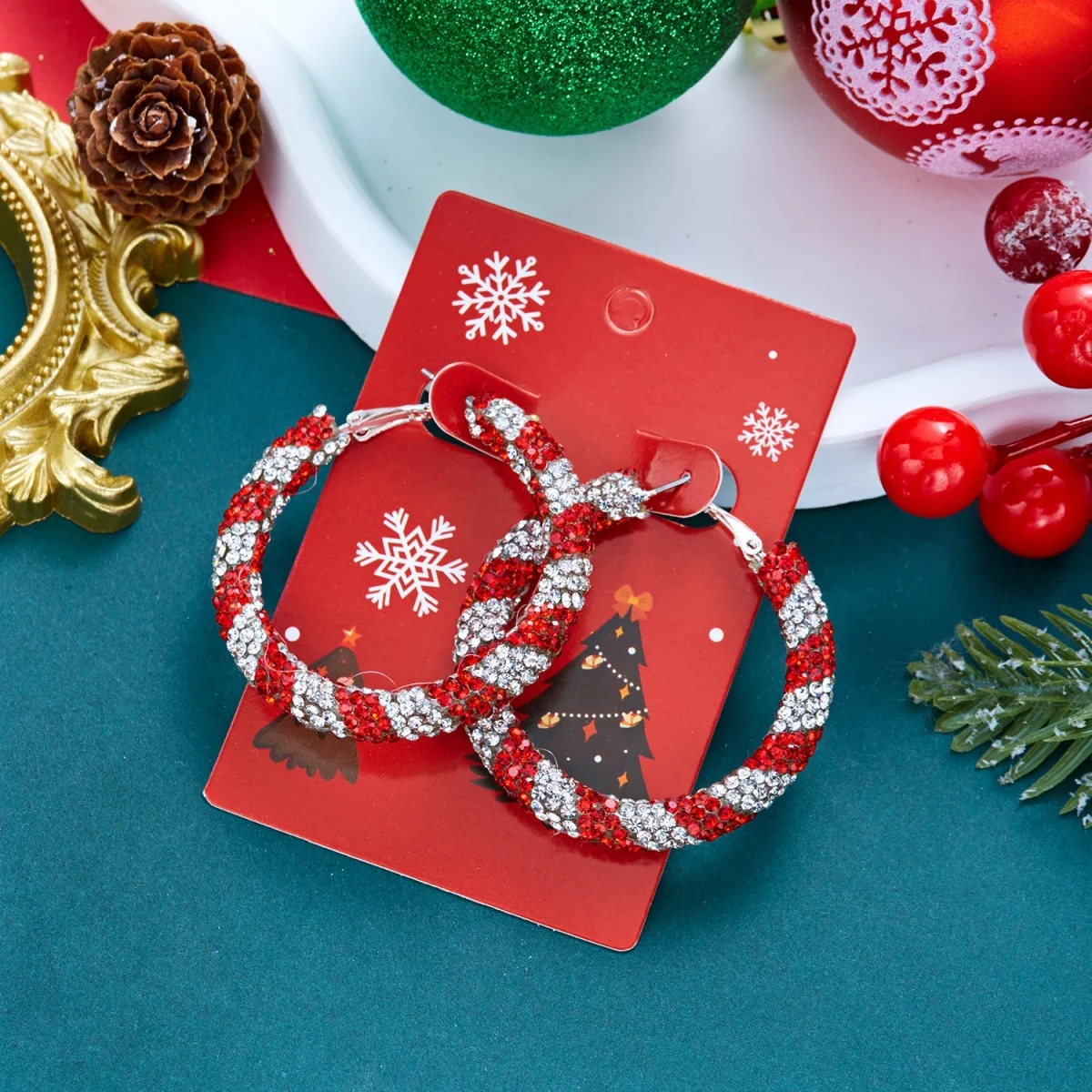 Weihnachtliche, farbenfrohe Ohrringe mit Strasssteinen und Kreolen für Damen, rot-grün, mit Kristallbesatz, runde Kreisohrringe, Schmuckgeschenk zum neuen Jahr. – Detail 8