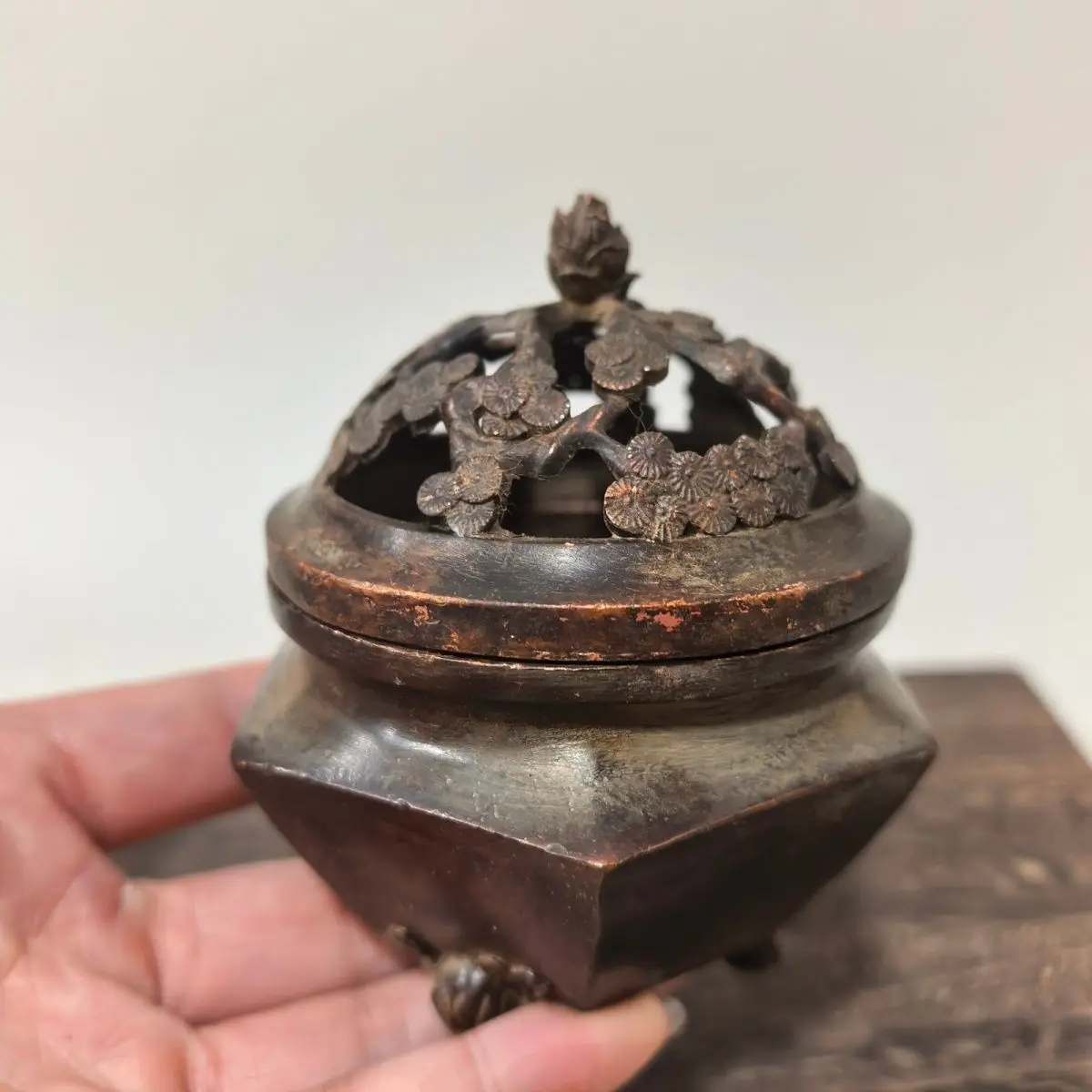 Three-legged hexagonal pine pattern Incense Burner Statue for Tea Home Decor Ornaments