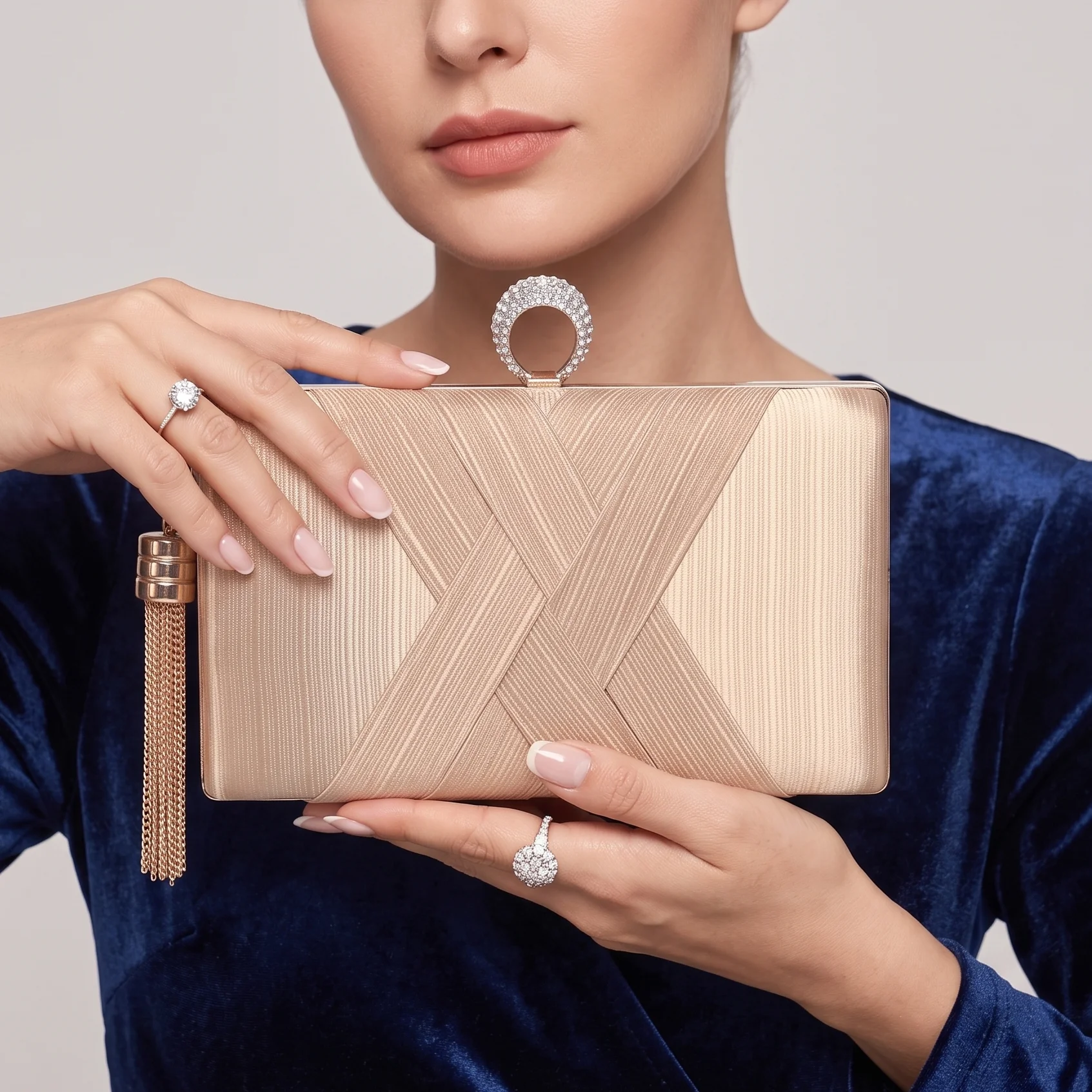 Elegant Champagne-Colored Evening Clutch, High-End Engagement Party Handbag, Suitable for Pairing with a Qipao/Evening Dress, Features a Metal Chain, Showcasing an Elegant Style Party Bags, Suitable for Parties, Weddings, Balls, and Formal Dinners. Perfectly Matched with Women's Ball Gowns and Prom Accessories, Sequined Dresses, Sparkling Gowns, Elegant Floral Dresses (Random Patterns).
