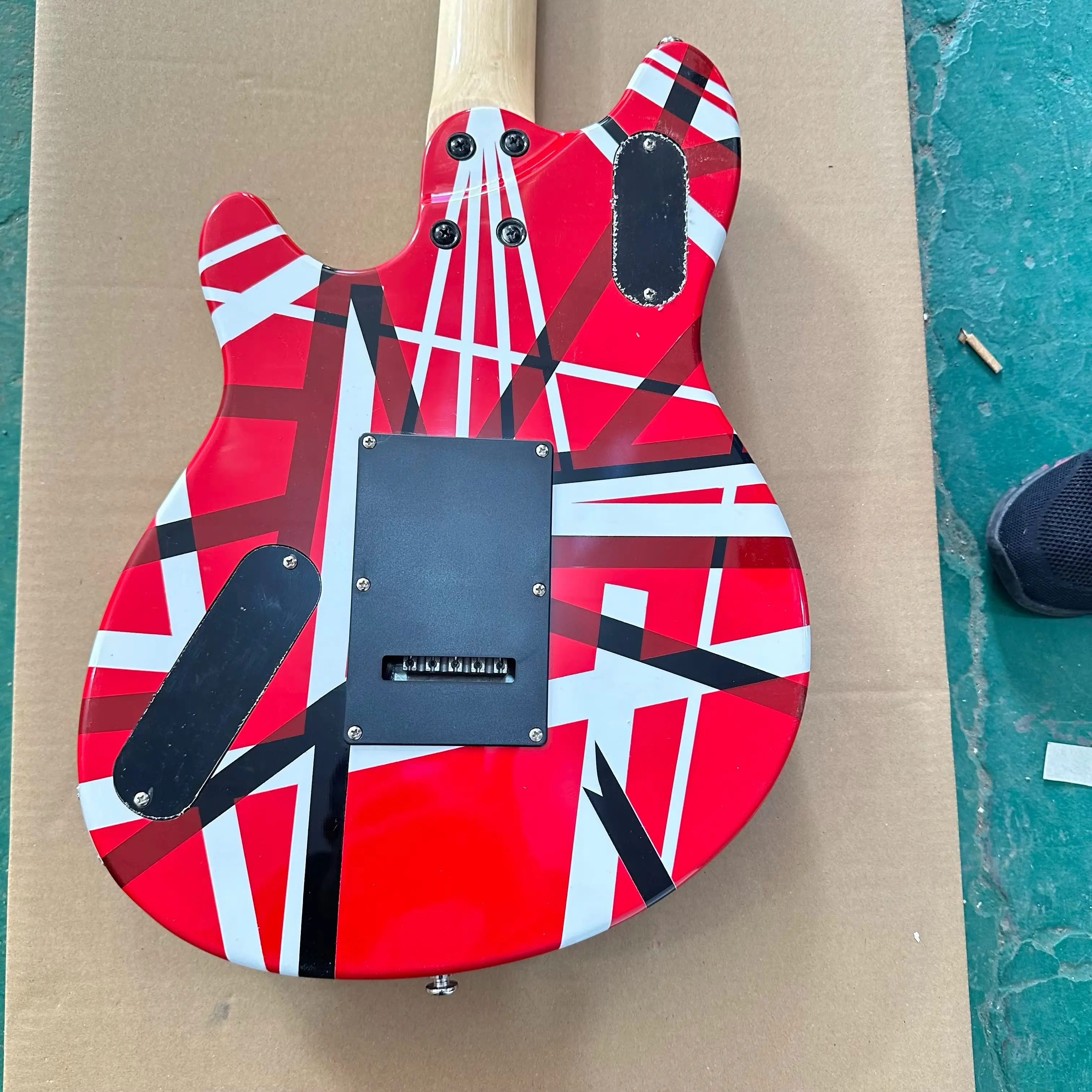 Red Black White Stripes Electric Guitar Maple Fretboard Humbucker Pickups Double Tremolo Rock Guitar In Storck