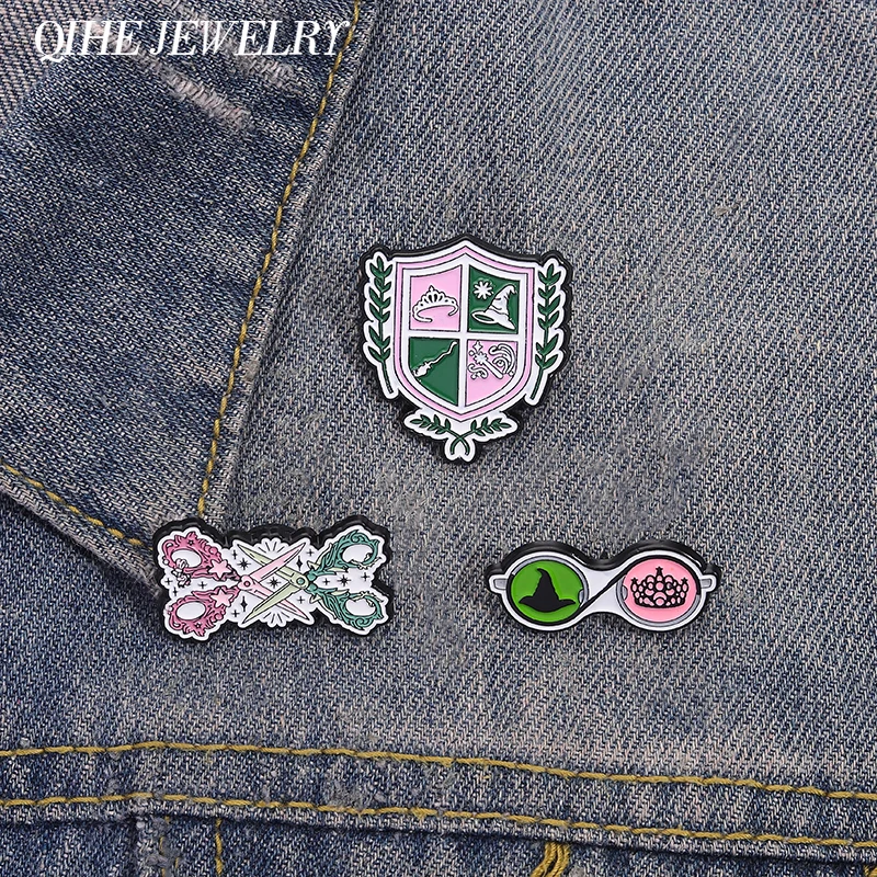 الساحرة الخيال فيلم بروش المينا دبابيس قبعة الساحرة تاج عصا سحرية درع دبابيس الملابس شارة التلبيب مجوهرات هدايا للأصدقاء