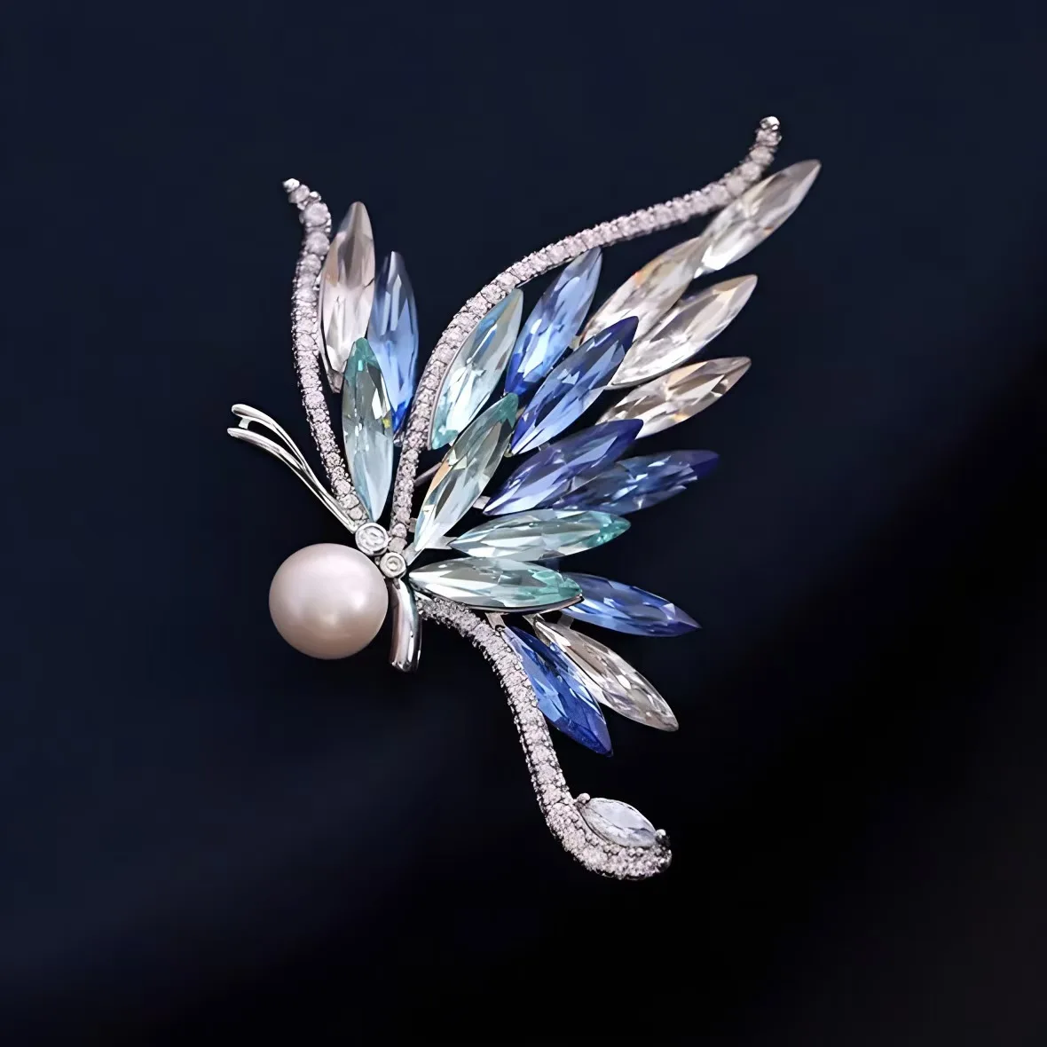Fashionable, luxurious crystal butterfly brooch, elegant, luxurious and grand brooch, suit coat, corsage