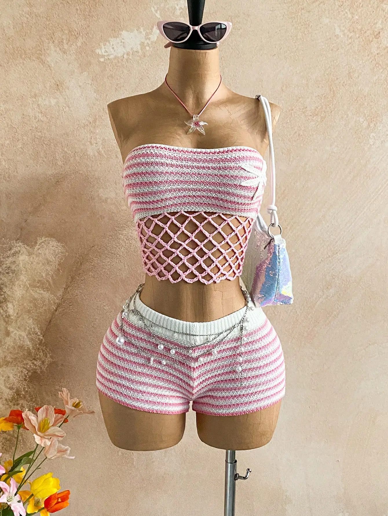 

Женский комплект из полосатого вязаного топа-бюстье с вырезами и шорт