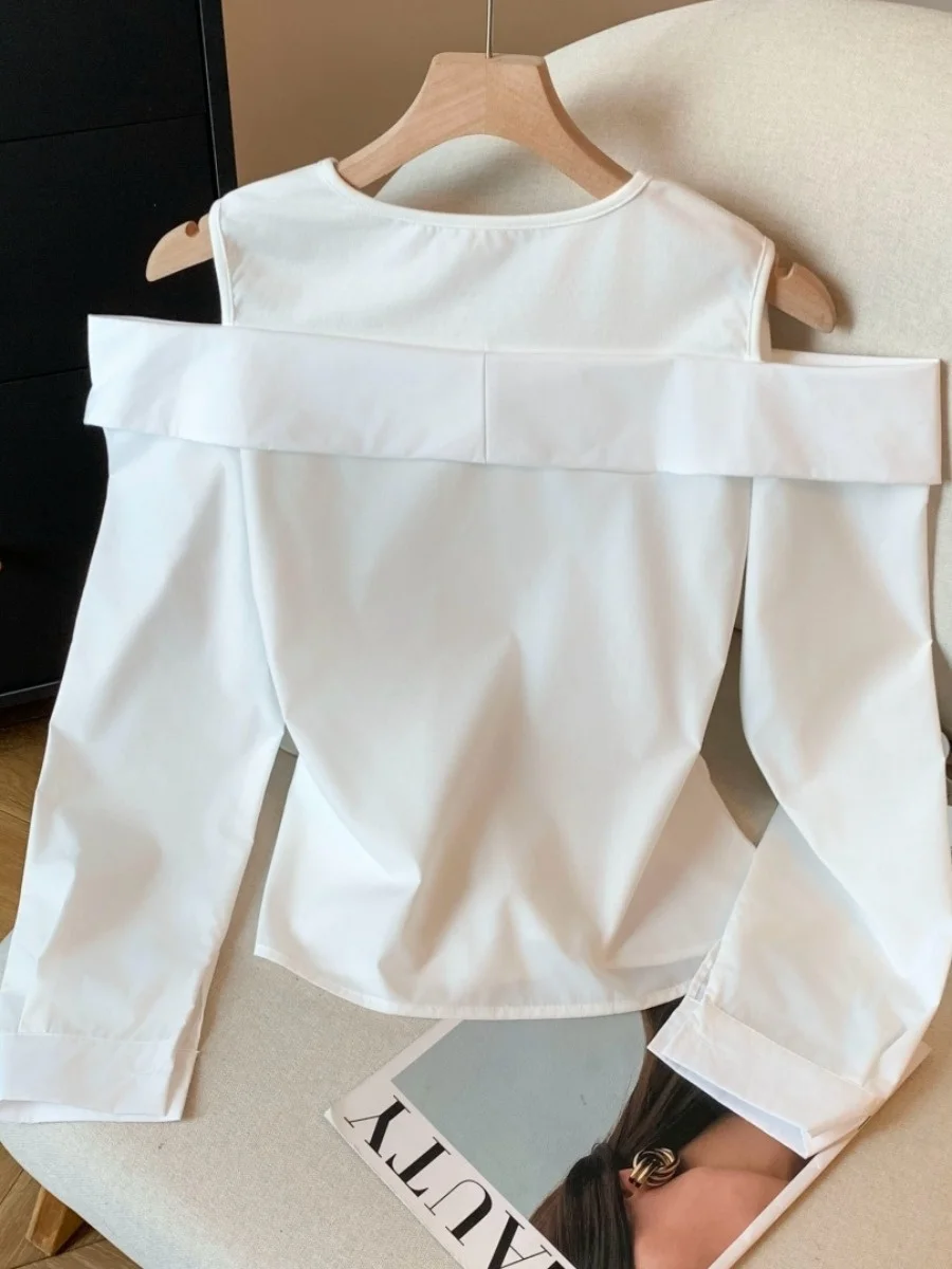 เสื้อคลุมยาวสีขาวเปิดไหล่สำหรับผู้หญิง คอลเลคชั่นต้นฤดูใบไม้ร่วง ดีไซน์ใหม่ พร้อมเข็มขัดรัดเอว แนะนำให้ซื้อ