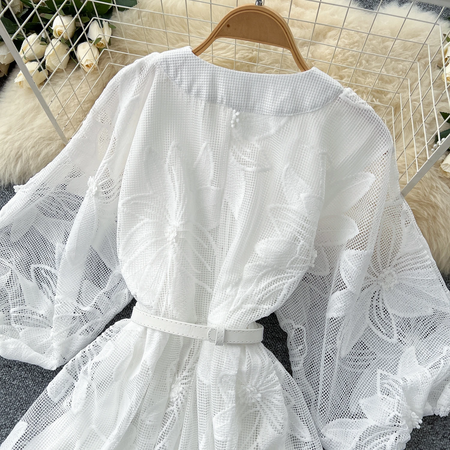 Sommer-elegantes Kleid mit weißem Saum für Damen, Mesh, aushöhlen, Glockenärmel, Gürtel, Peal-Knopf, neu im Jahr 2022, schicker Urlaub, Traf, weiblich