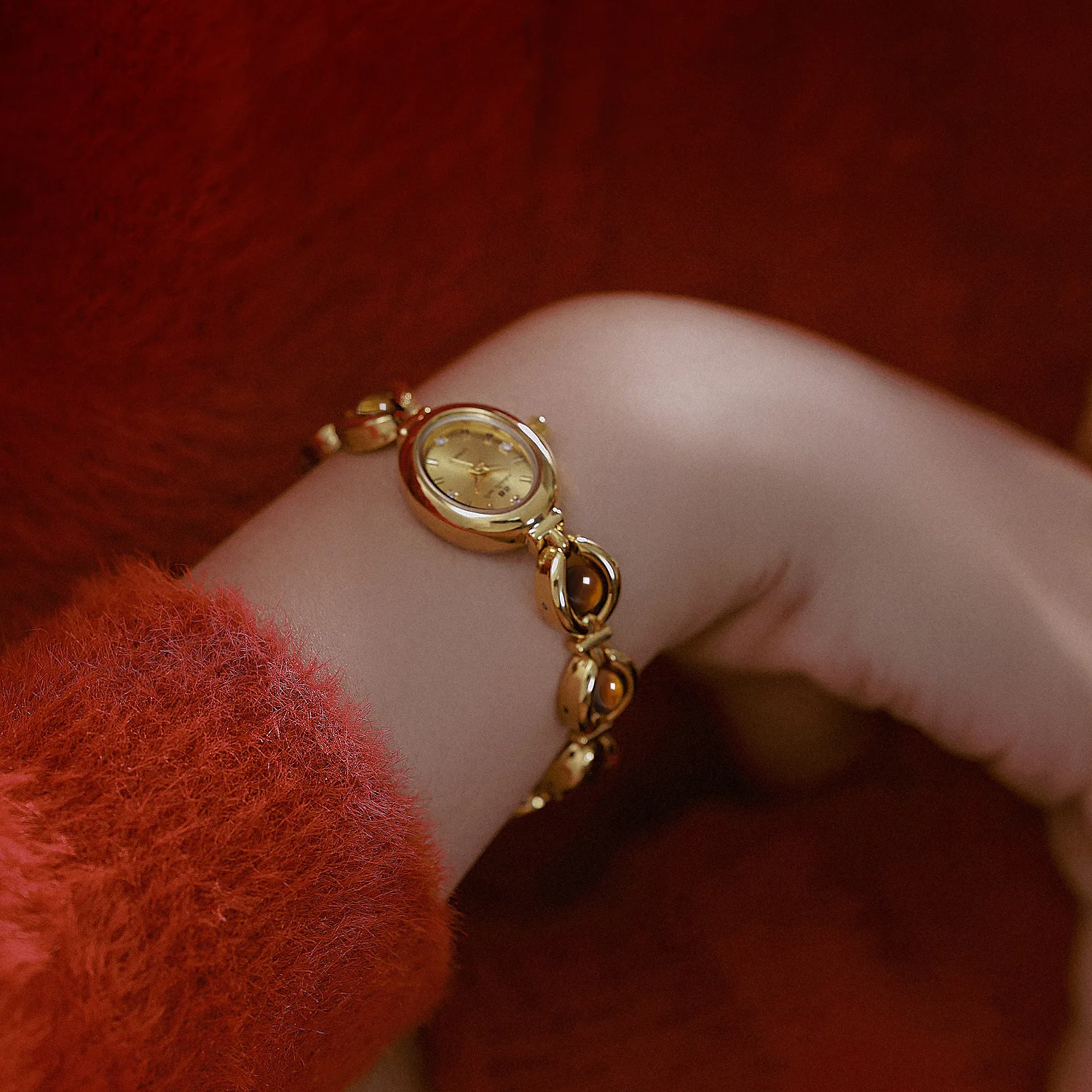 New Luxury Vintage Quartz Watch, Women'S Accessory, Women'S Gift, Fashionable Quartz Wristwatch, Unique Timepiece.