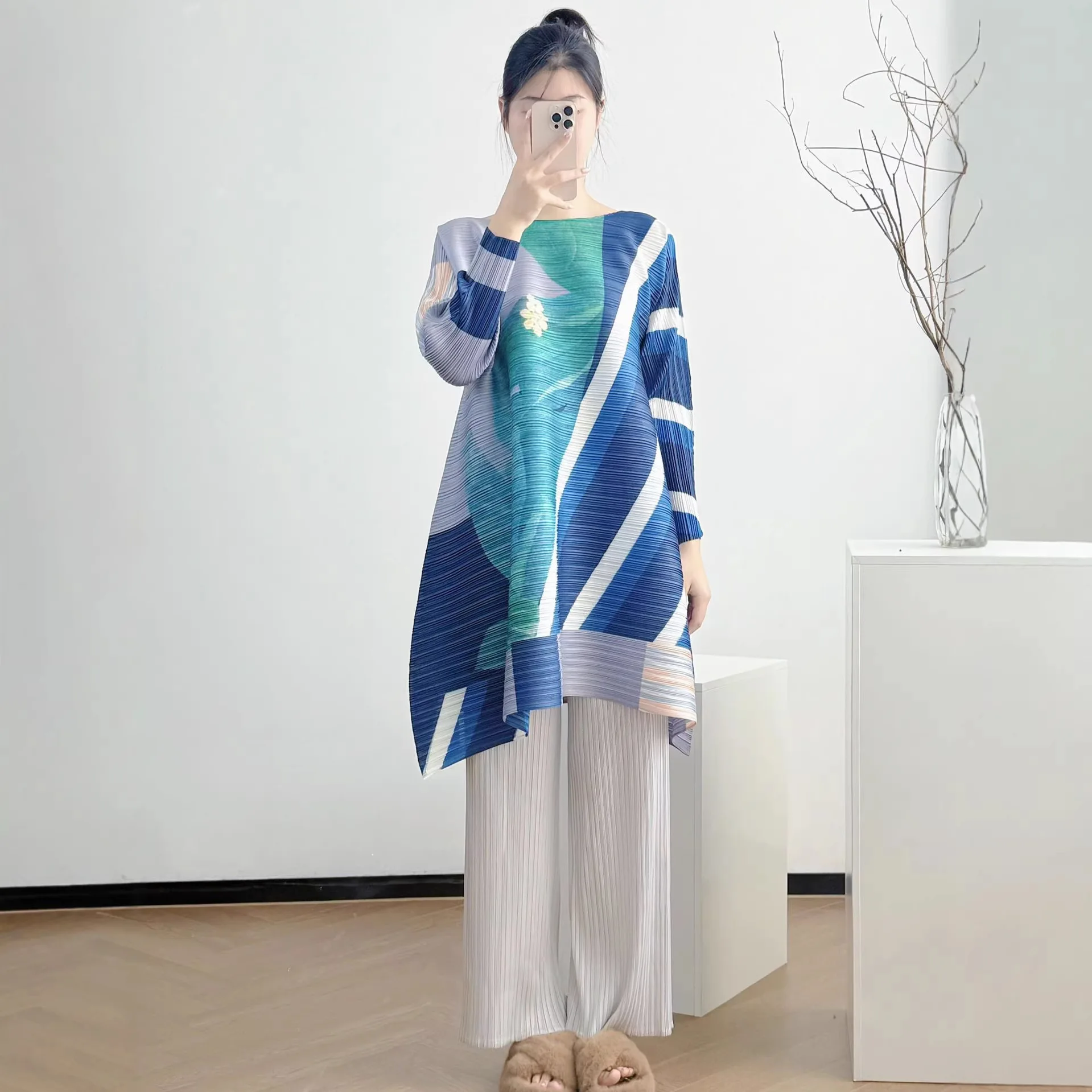 

Плиссированная футболка Miyake 2026: весенняя, в японском и корейском стиле, повседневная, элегантная, с длинным рукавом, приталенная, средней длины