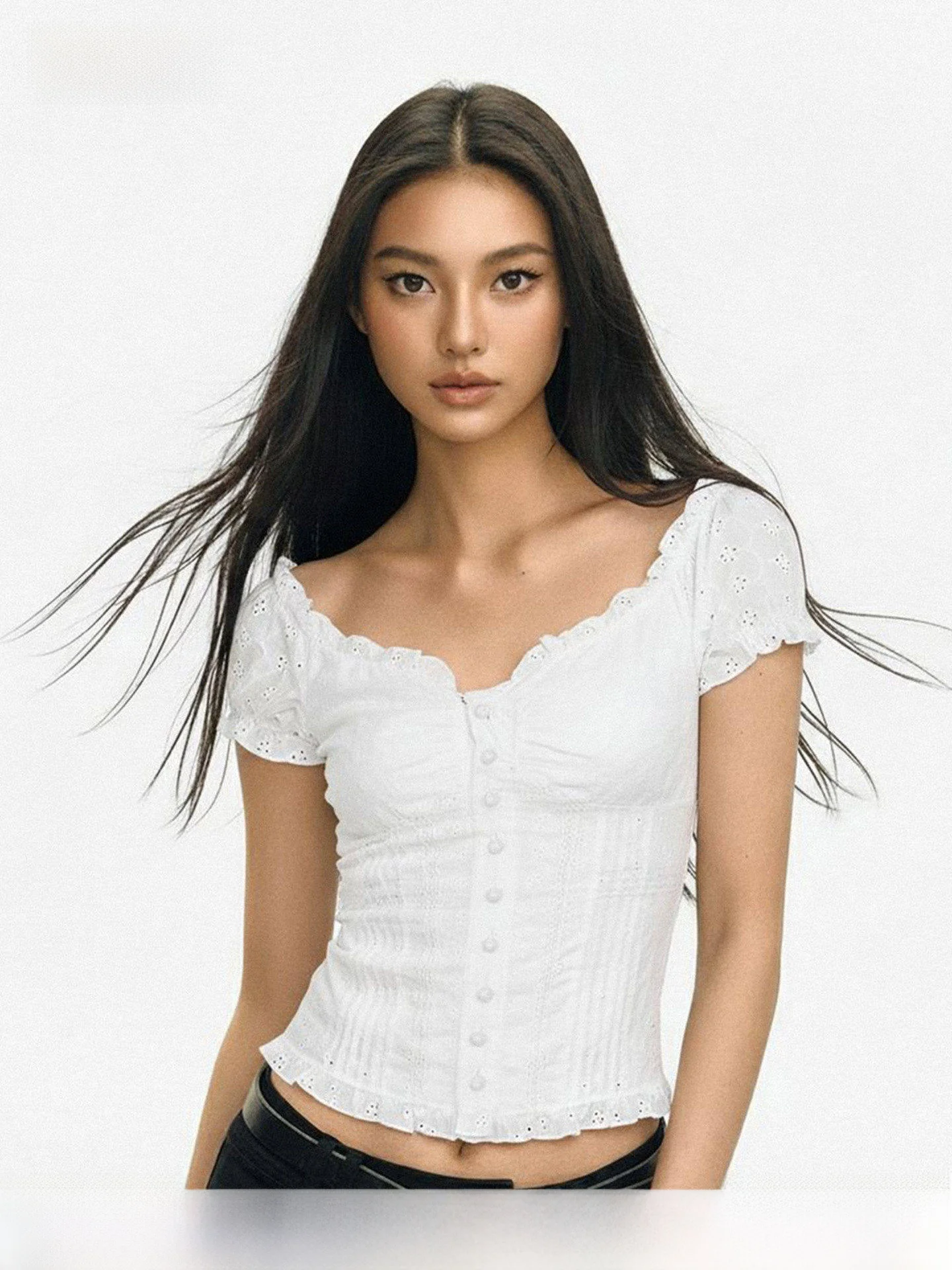 

Белая футболка с вырезами, низким вырезом горловины, облегающая, с коротким рукавом, модная, в французском стиле, хлопковая, для женщин, подходит для различных случаев.