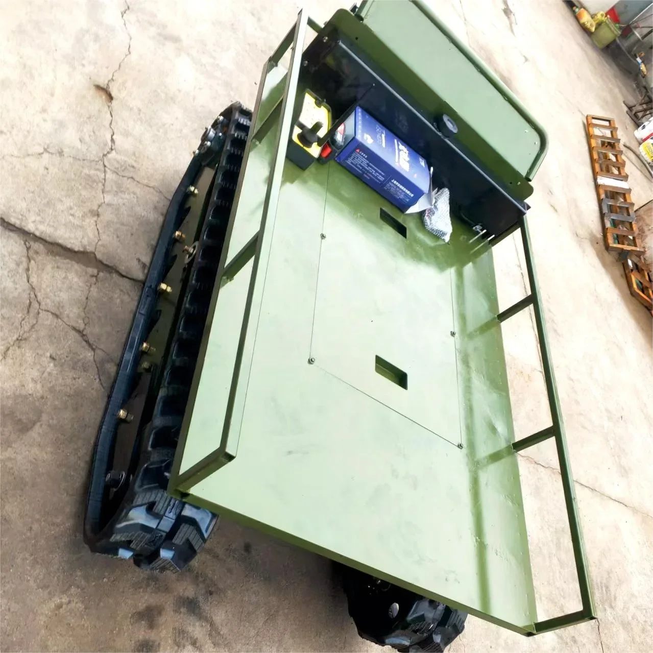 All-terrain remote-controlled, 1.5-ton micro-remote-controlled truck for agricultural orchard transportation