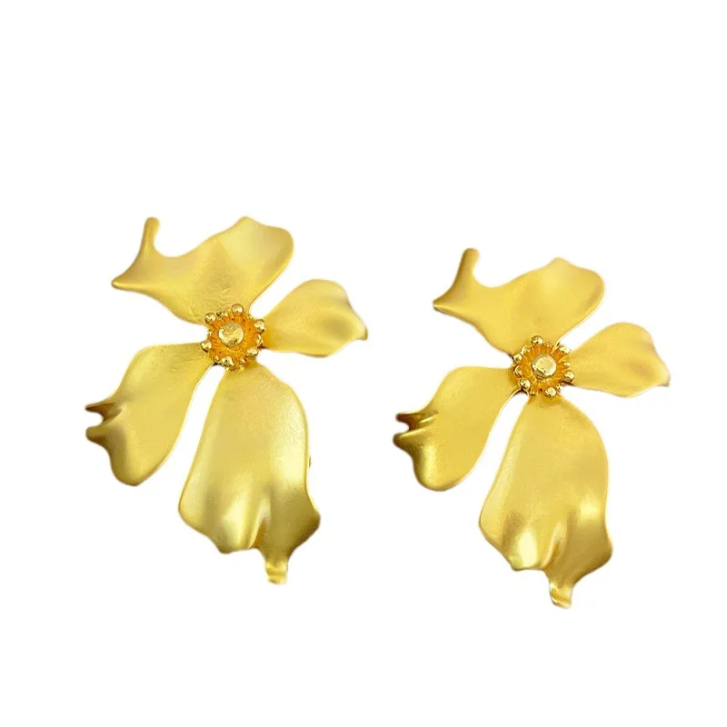 أقراط شخصية على طراز قصر القرون الوسطى ، شعور راقِ ، عتيق وعصري ، فاخر خفيف