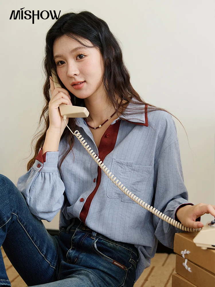 เสื้อเชิ้ต MISHOW ลายทางสำหรับผู้หญิง ฤดูใบไม้ร่วง 2025 สีน้ำเงินแดงตัดต่อสีตัดกัน เสื้อเชิ้ตปกหลวมสไตล์เรโทรสำหรับใส่ไปทำงาน รุ่น MXE46C2405