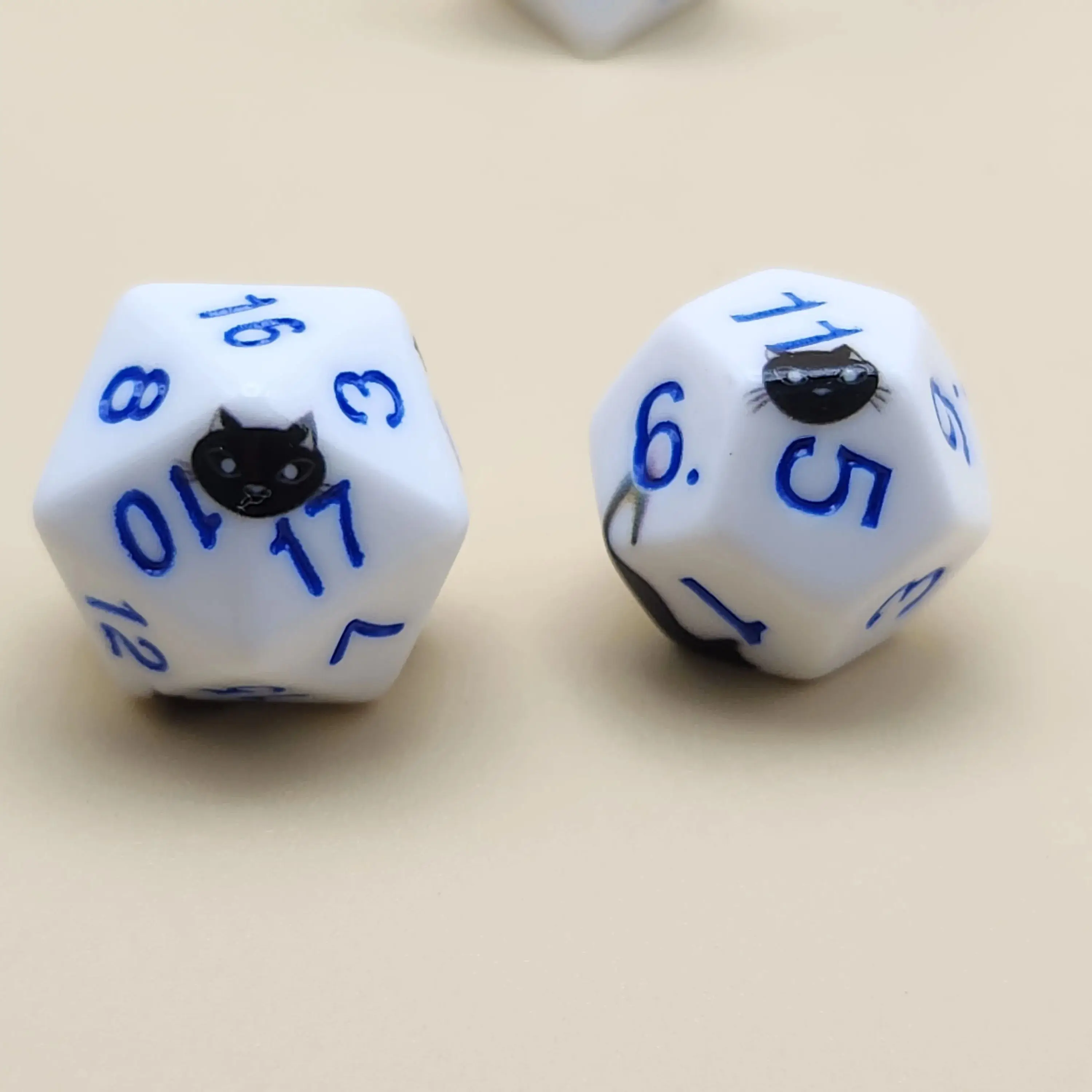 مجموعة نرد متعدد السطوح مصنوعة من الأكريليك على شكل قطة سوداء صغيرة لطيفة، مناسبة للعب الأدوار ونرد الزنزانات والتنينات D&D، وهدايا العطلات