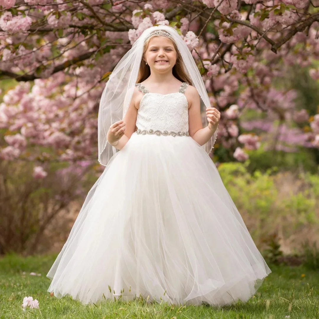 Weiße Blumenmädchenkleider für die Hochzeit, Kristallspitze, Applikationen, ärmelloses Mädchenkleid für Fotoshooting, Erstkommunionkleid, individuell gestaltet