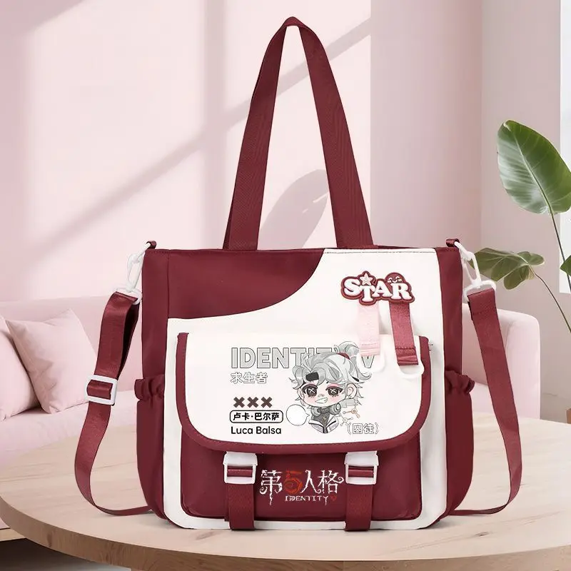 لعبة الهوية V أنيمي كوس العتيقة إيما وودز لوكا بالسا الخ. 33x30x12 سنتيمتر للجنسين 2025 حقيبة يد الحرم الجامعي تحجب الألوان