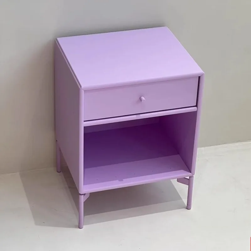 طاولة بجانب السرير لمشاهير الإنترنت