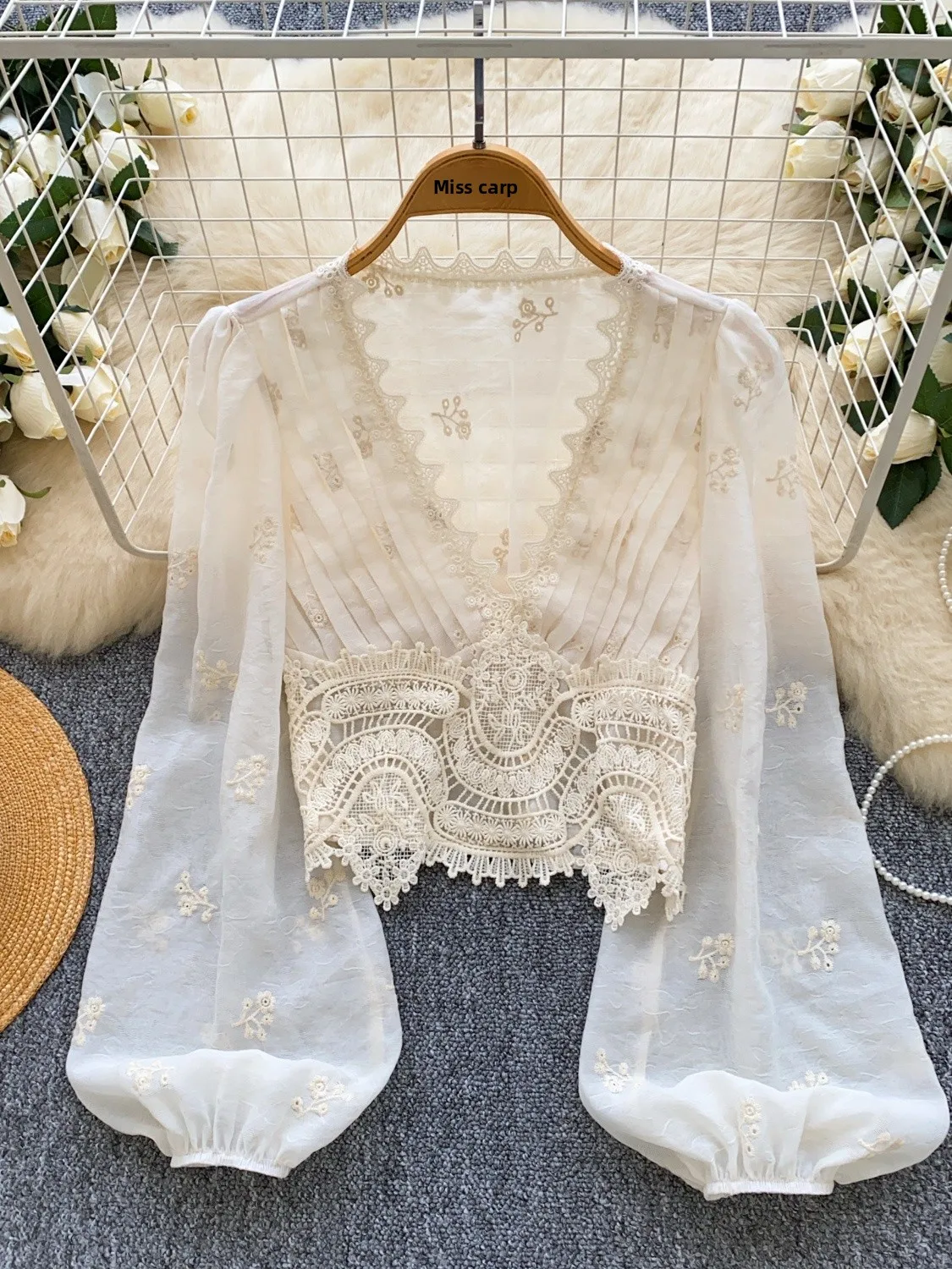 

Женская модная универсальная блузка с V-образным вырезом, рукавами-фонариками и вышивкой, в стиле французского шика, свободного кроя, из полиэстера.