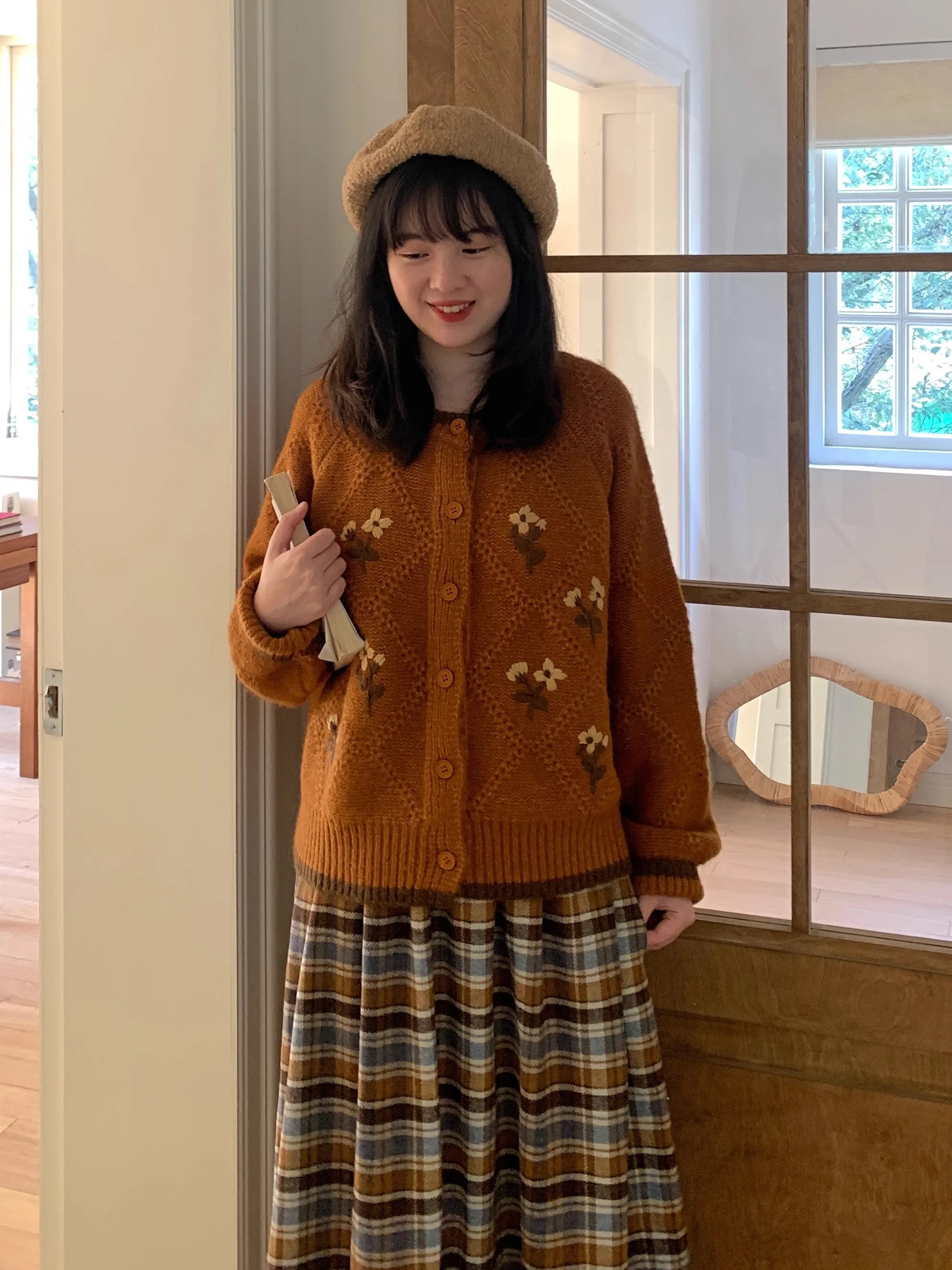 

JOENG Retro Knitted Woolen Cardigan Thiened round Ne Embroidered Sweater Women's Warm Winter Faion Soft Acrylic Blend