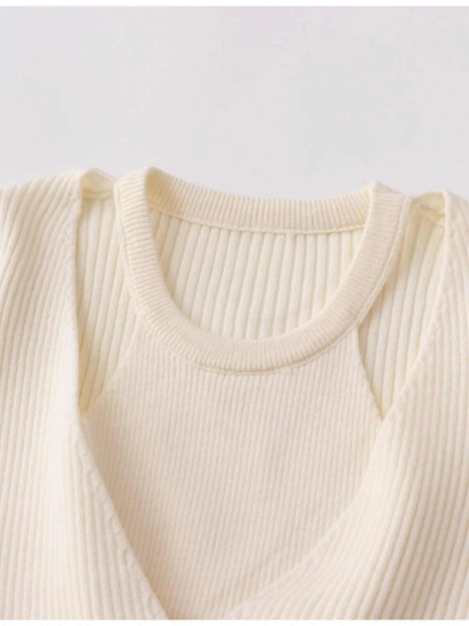 Damski szary sweter z dekoltem w serek, ażurowy, z długim rękawem, w stylu Harajuku vintage z lat 2000, luźny, miękki i przytulny, na jesień 2025.