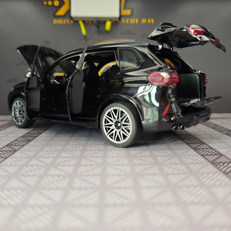 

Модель внедорожника BMW X5M в масштабе 1:24 из сплава с имитацией звуковых и световых эффектов, богатой детализацией и высоким качеством изготовления.